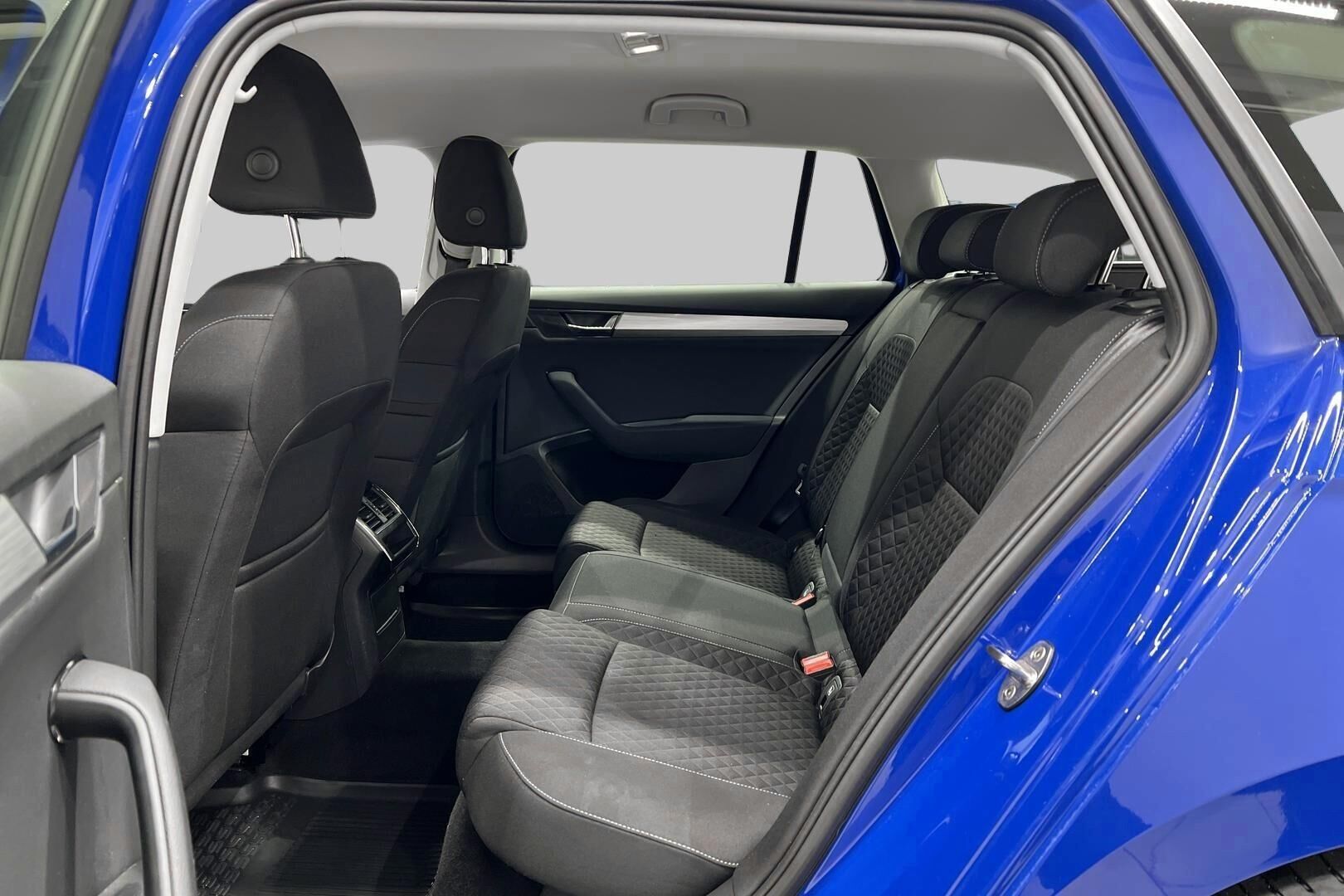 Skoda Superb iso kuva 10
