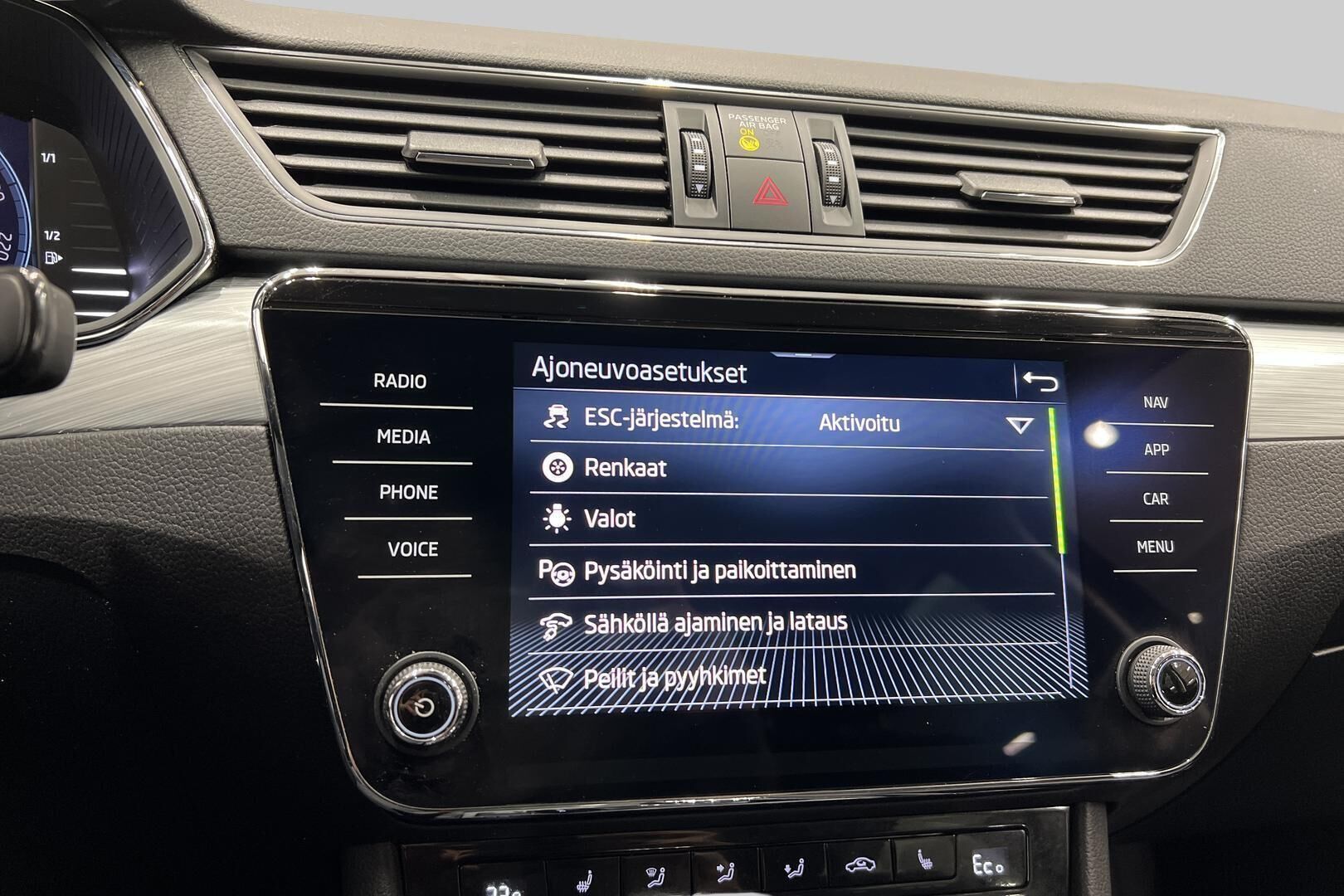 Skoda Superb iso kuva 16