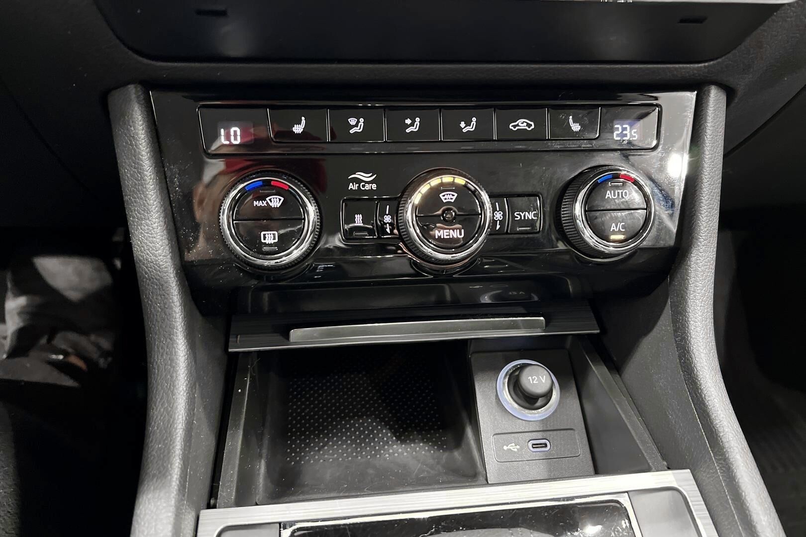 Skoda Superb iso kuva 20