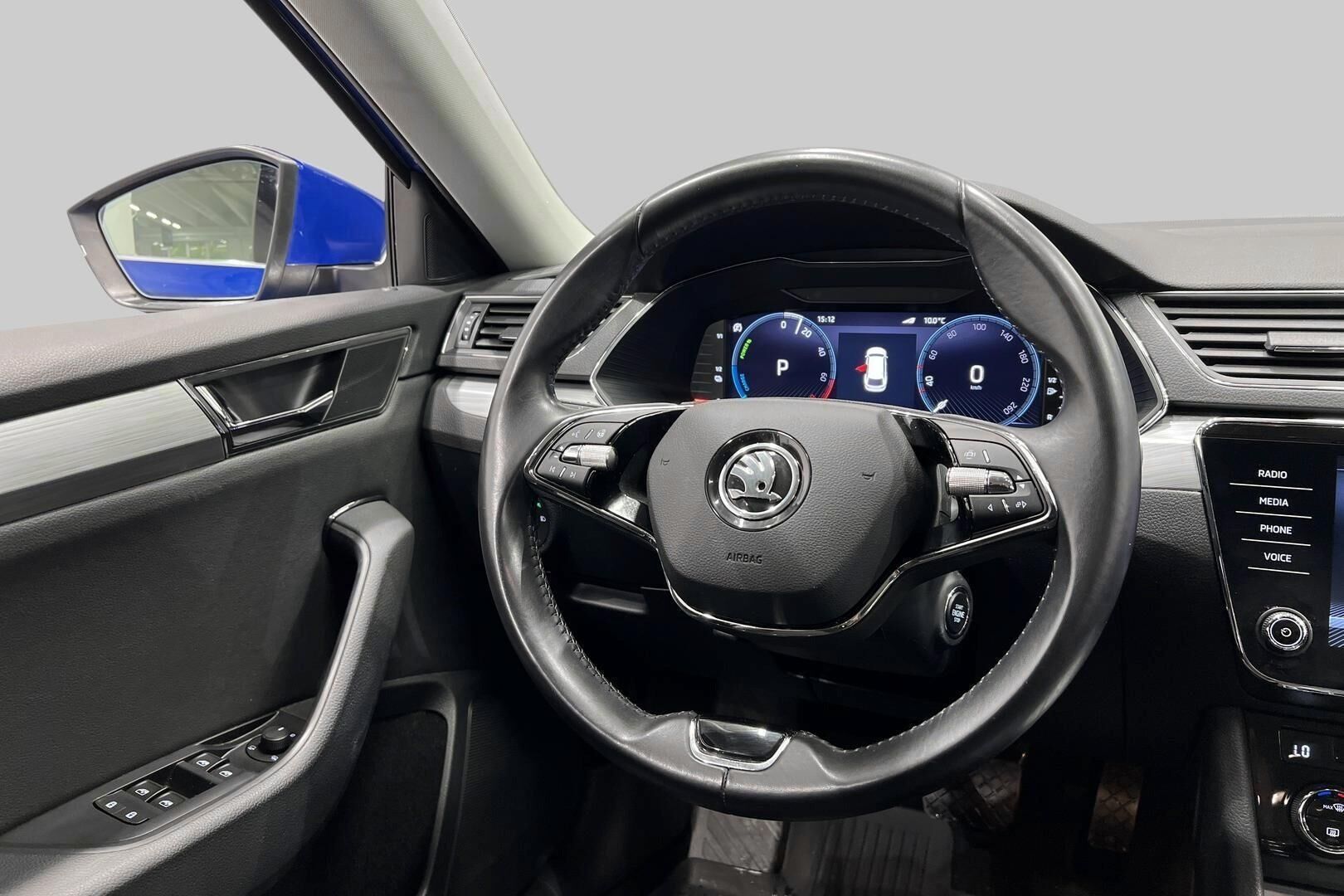 Skoda Superb iso kuva 35
