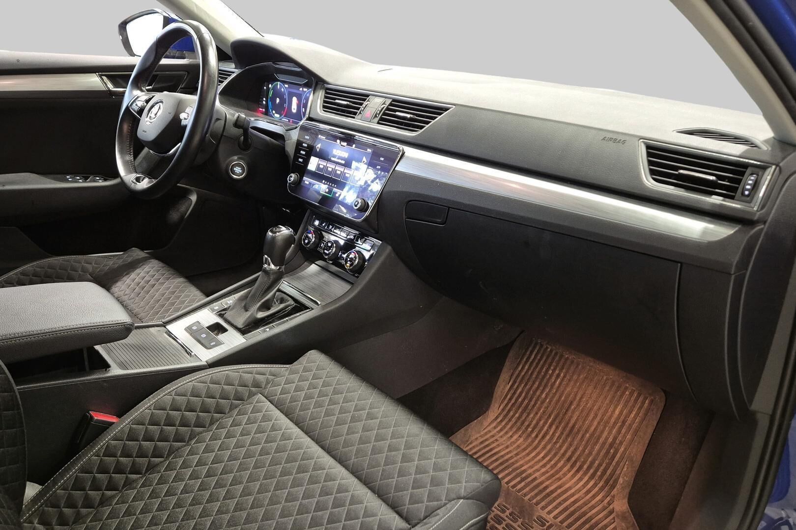 Skoda Superb iso kuva 3