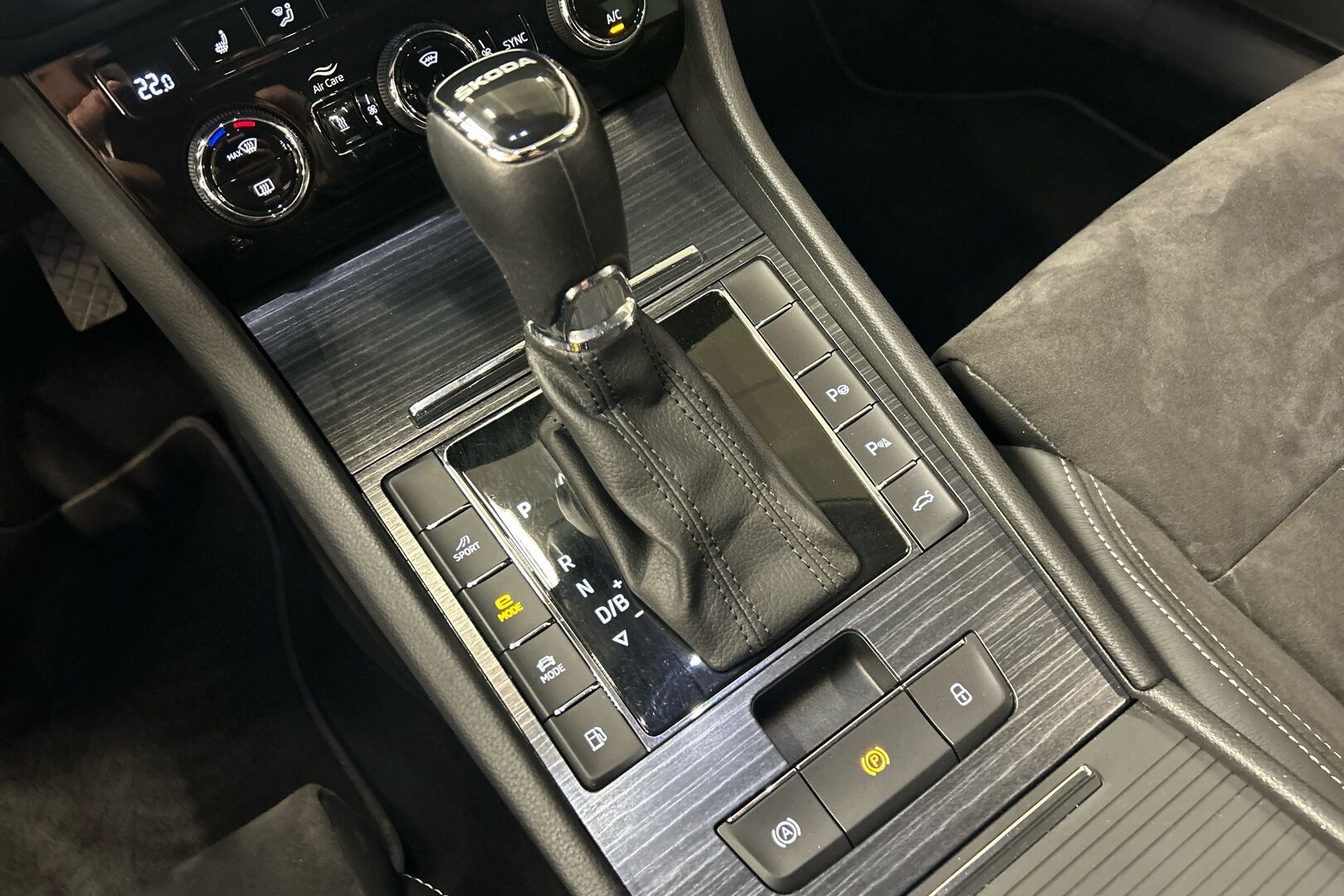 Skoda Superb iso kuva 22