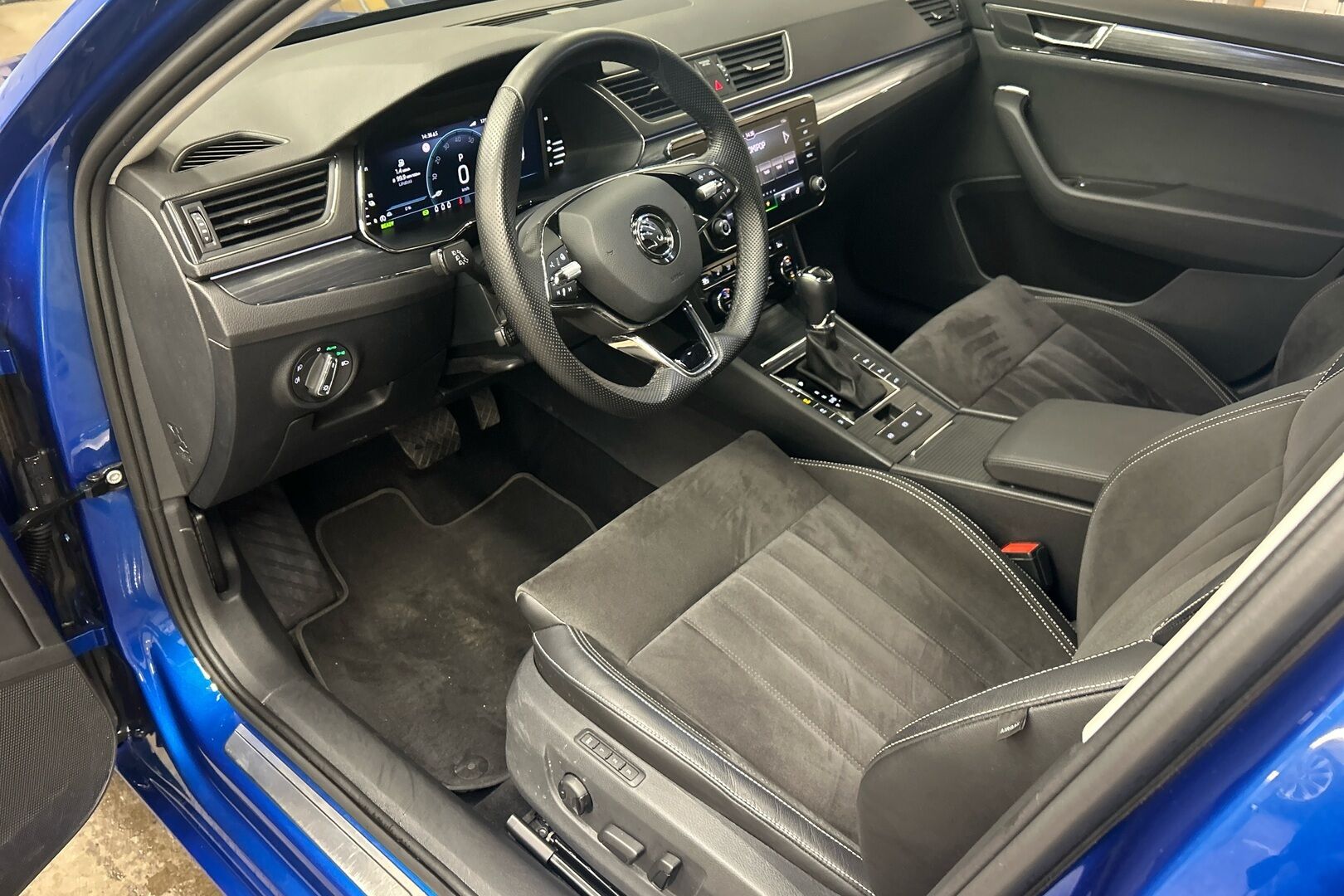 Skoda Superb iso kuva 8