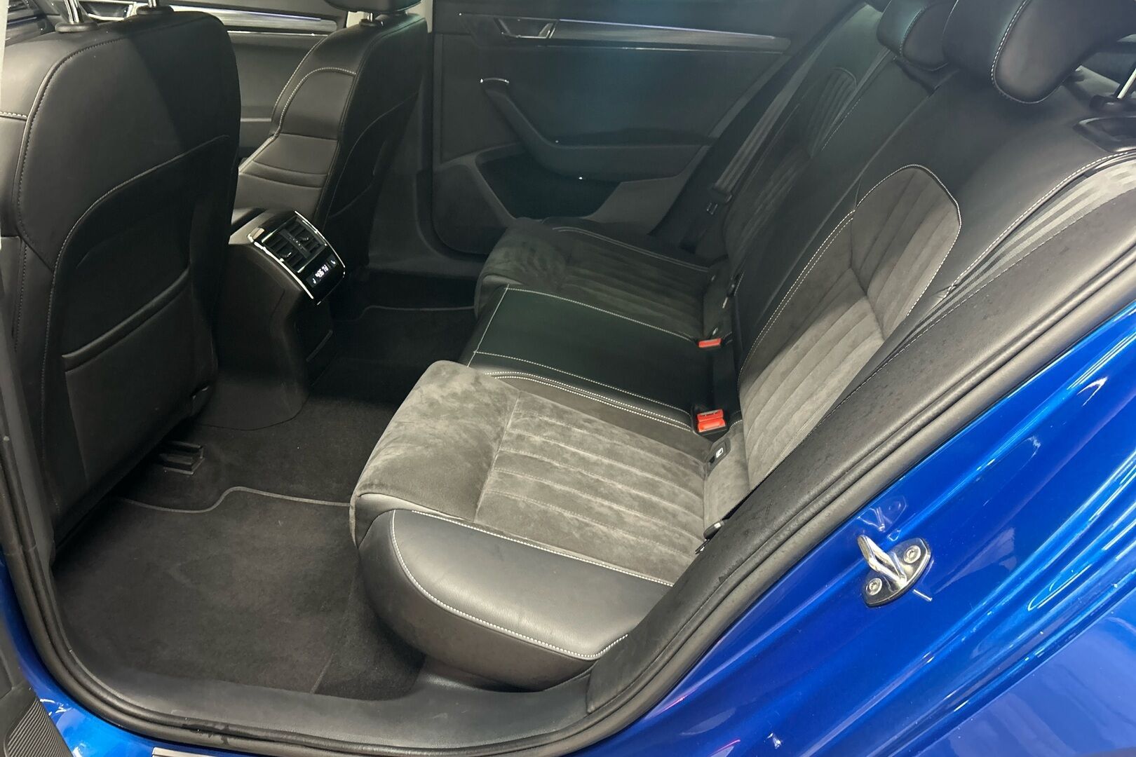 Skoda Superb iso kuva 9