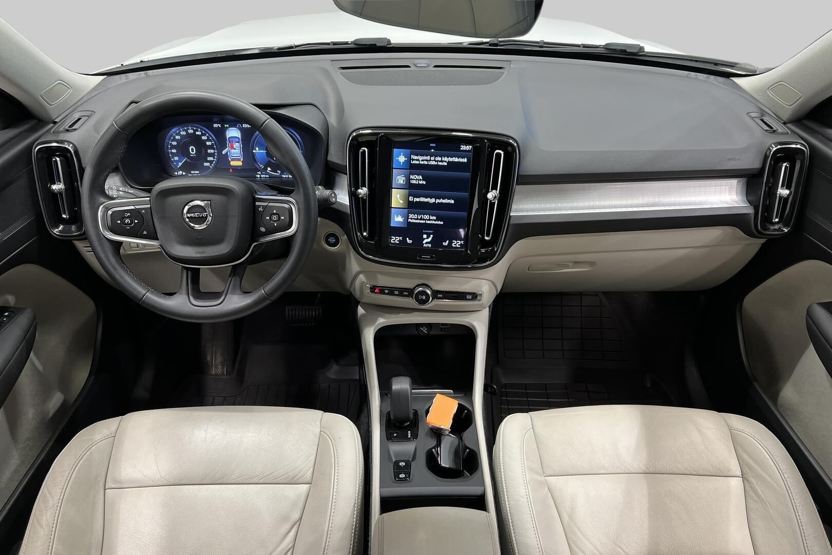 Volvo XC40 iso kuva 11