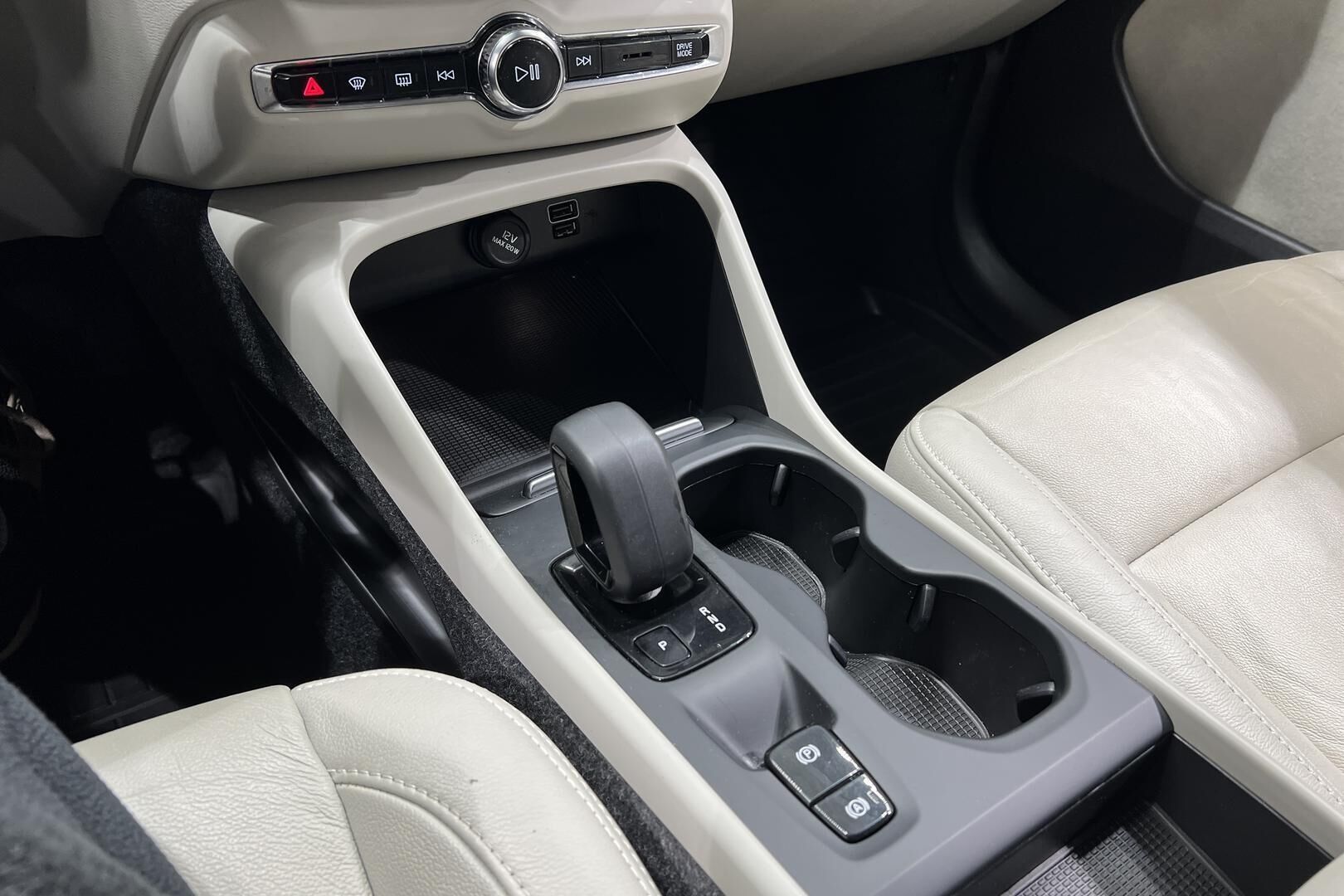 Volvo XC40 iso kuva 23