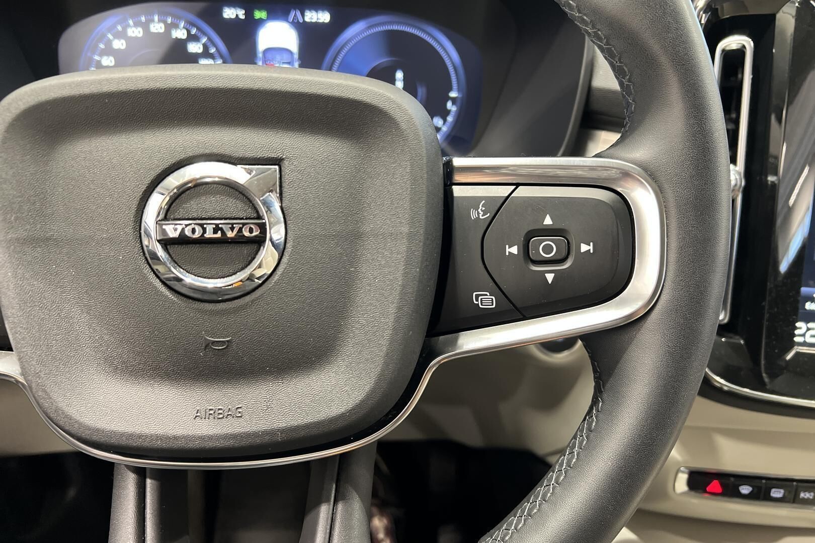 Volvo XC40 iso kuva 26
