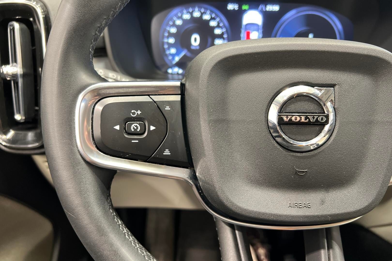 Volvo XC40 iso kuva 27