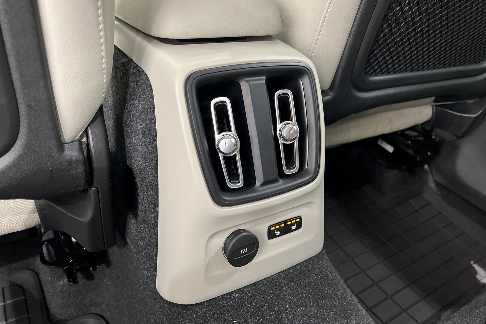 Volvo XC40 iso kuva 30