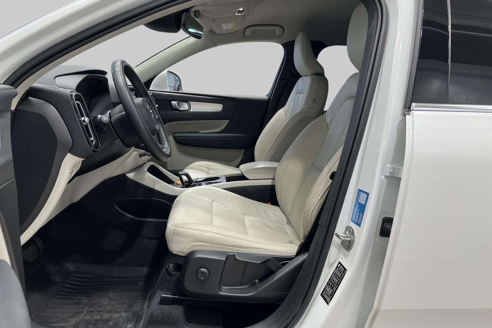 Volvo XC40 iso kuva 9