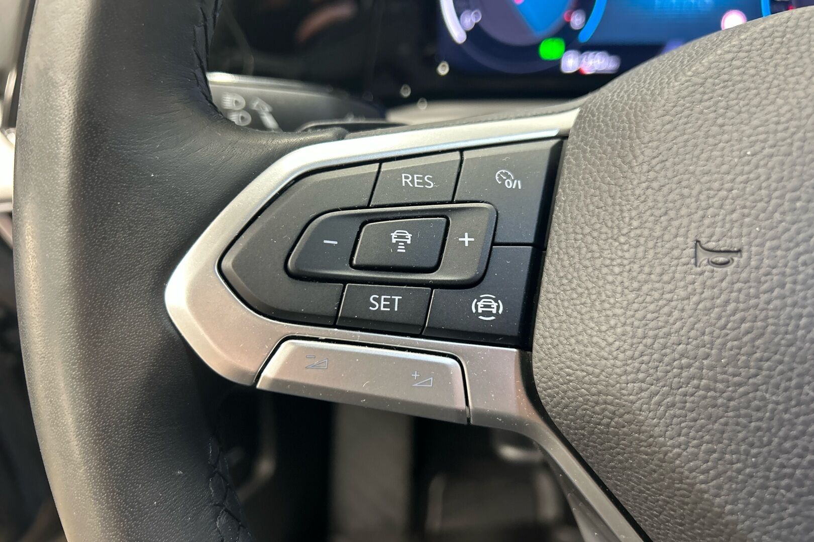 Volkswagen Golf iso kuva 14