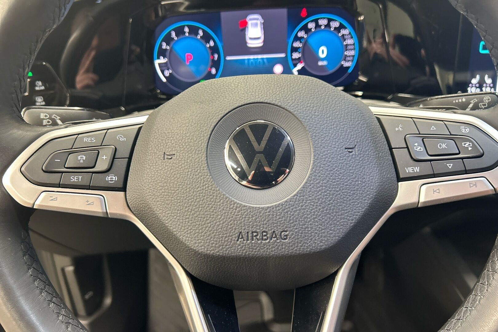 Volkswagen Golf iso kuva 17