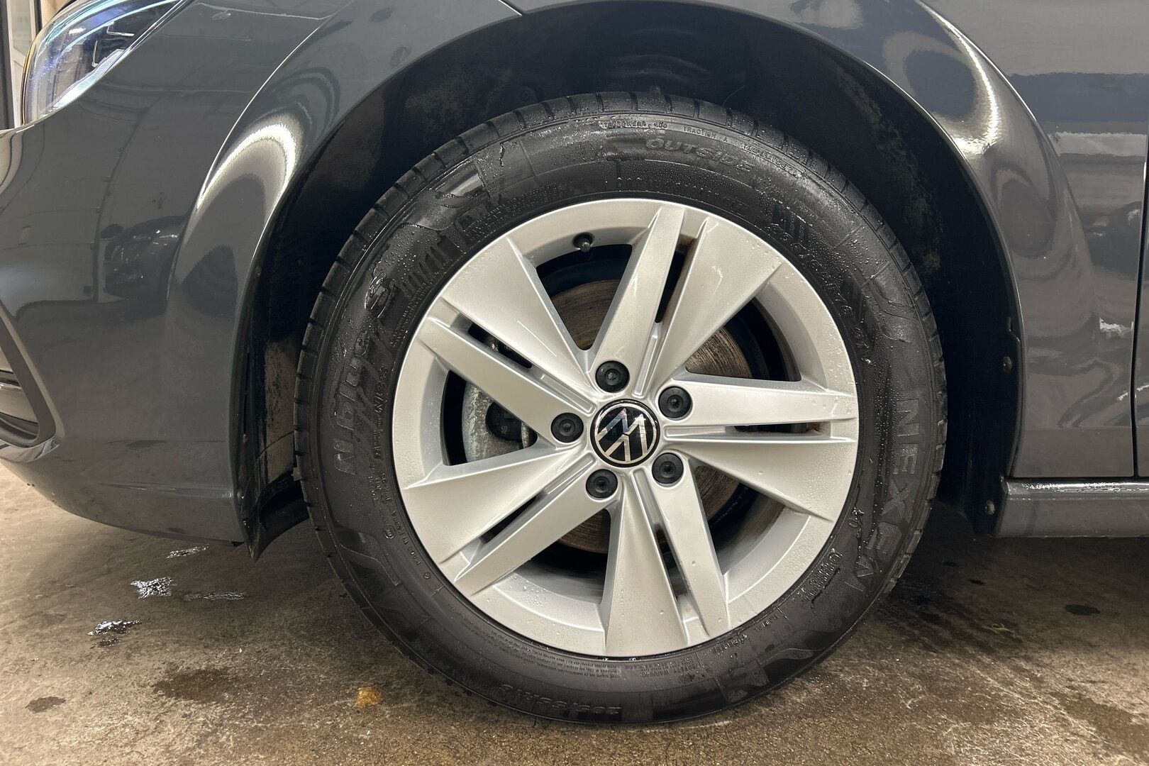 Volkswagen Golf iso kuva 24