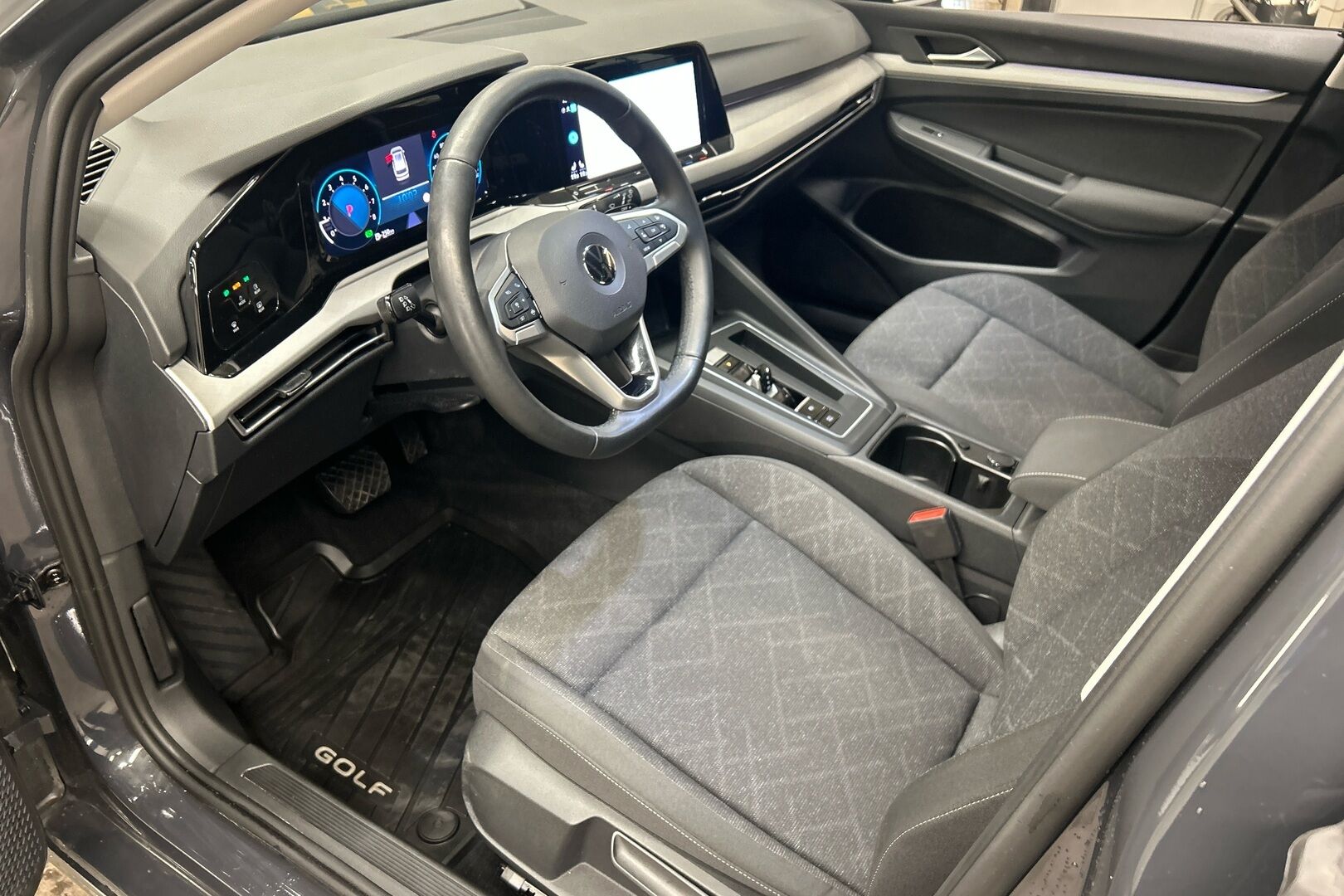 Volkswagen Golf iso kuva 7