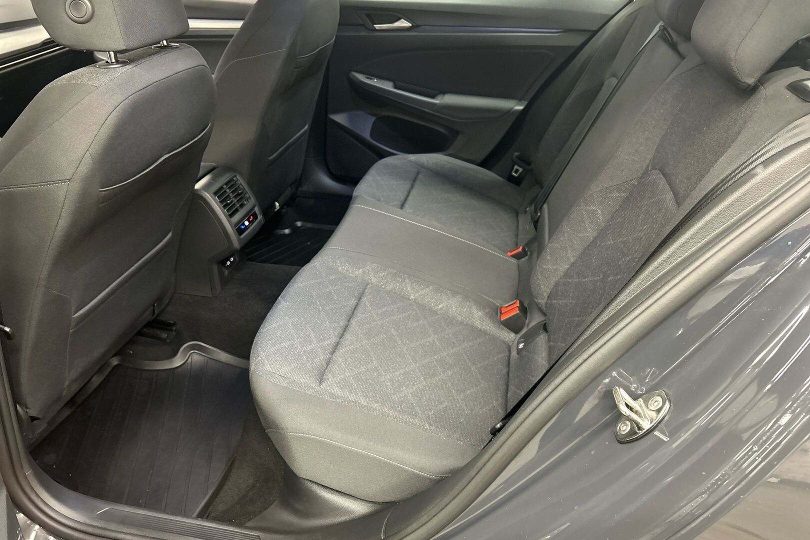 Volkswagen Golf iso kuva 8