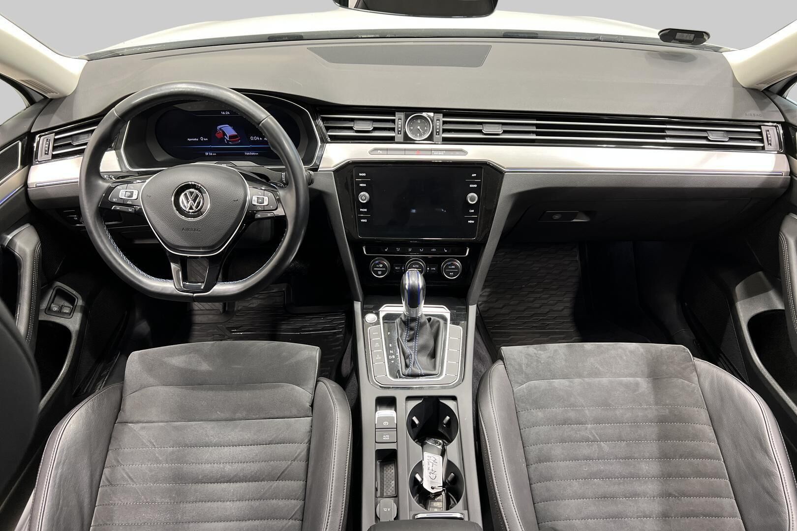 Volkswagen Passat iso kuva 11