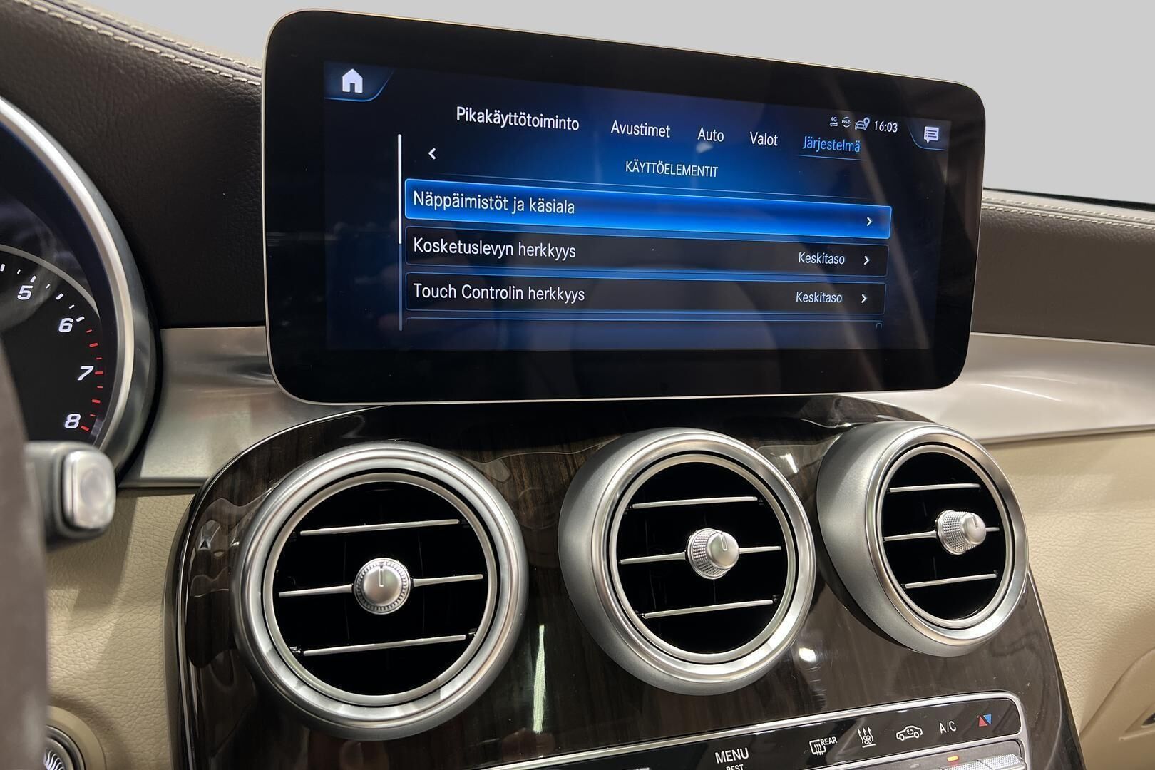 Mercedes-Benz GLC iso kuva 8