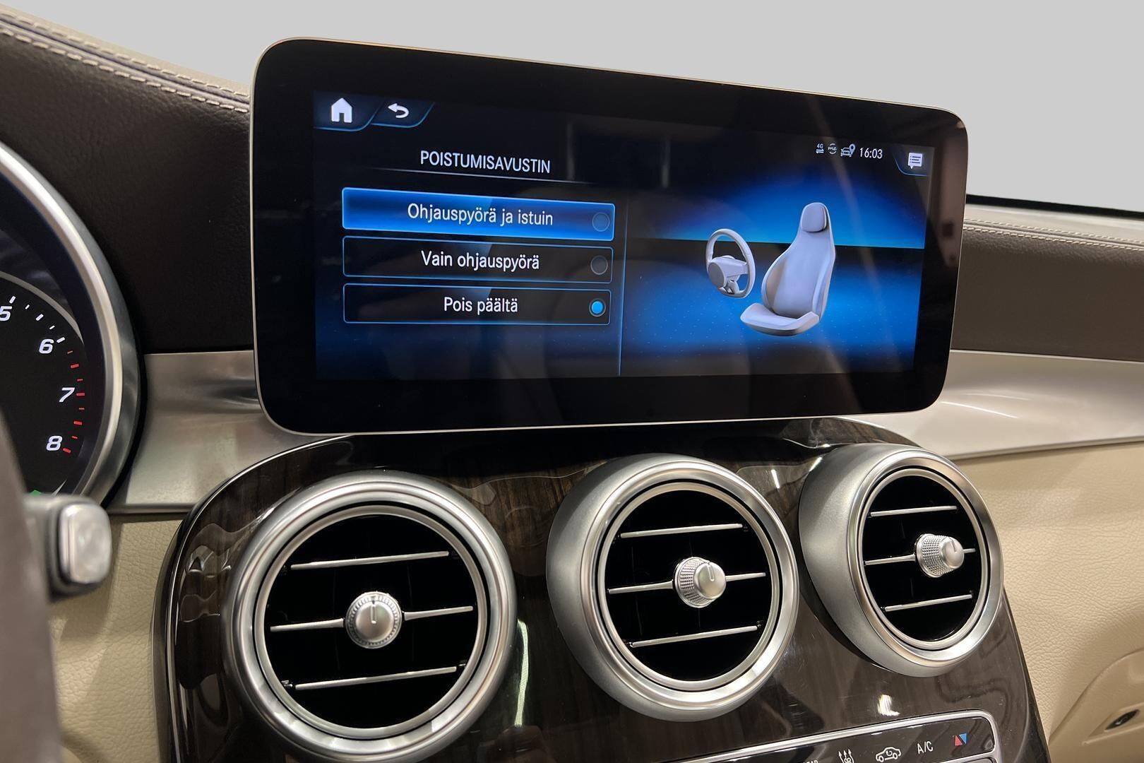 Mercedes-Benz GLC iso kuva 11