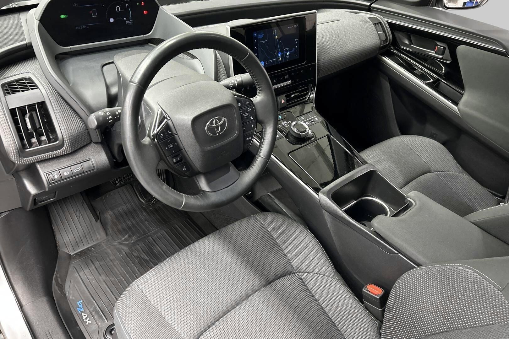 Toyota bZ4X iso kuva 6