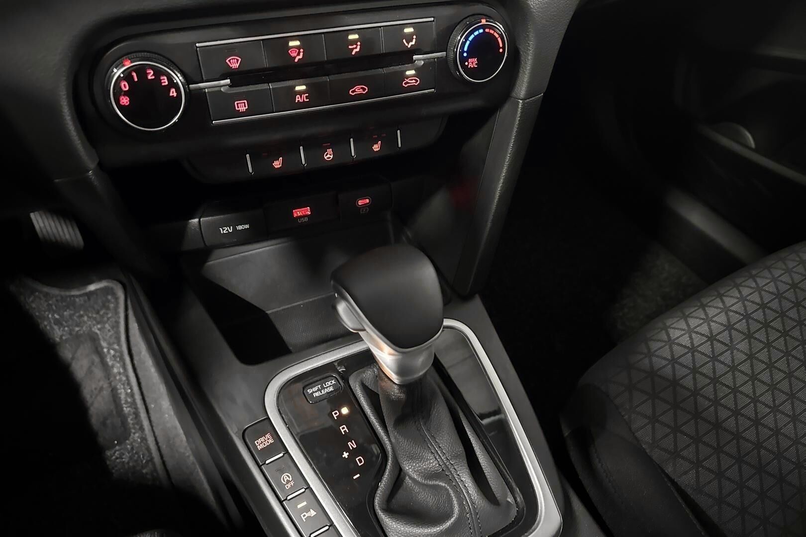 Kia Ceed iso kuva 15