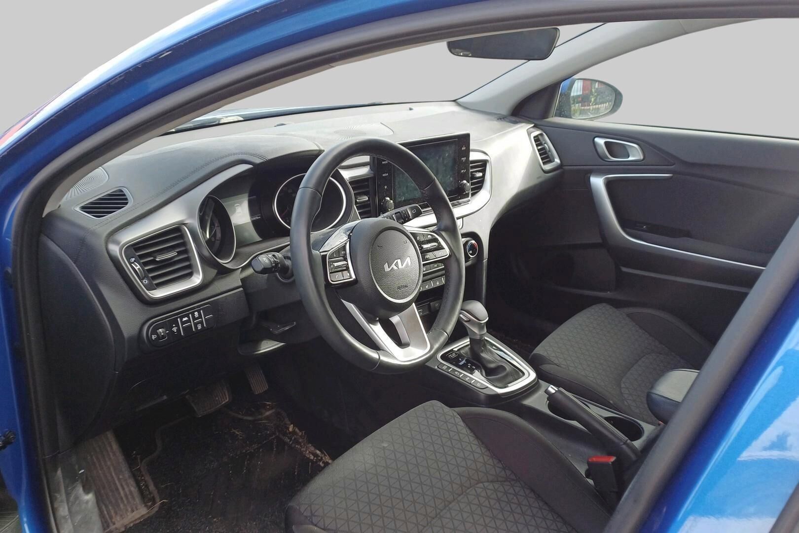 Kia Ceed iso kuva 2