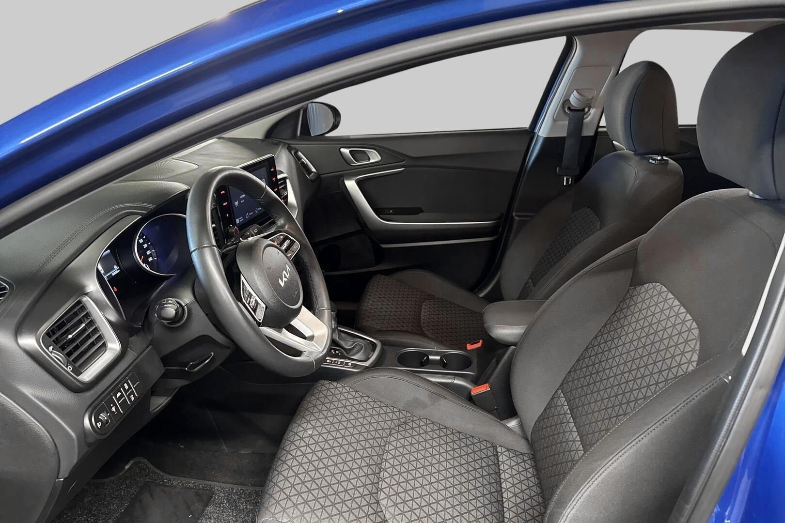 Kia Ceed iso kuva 8