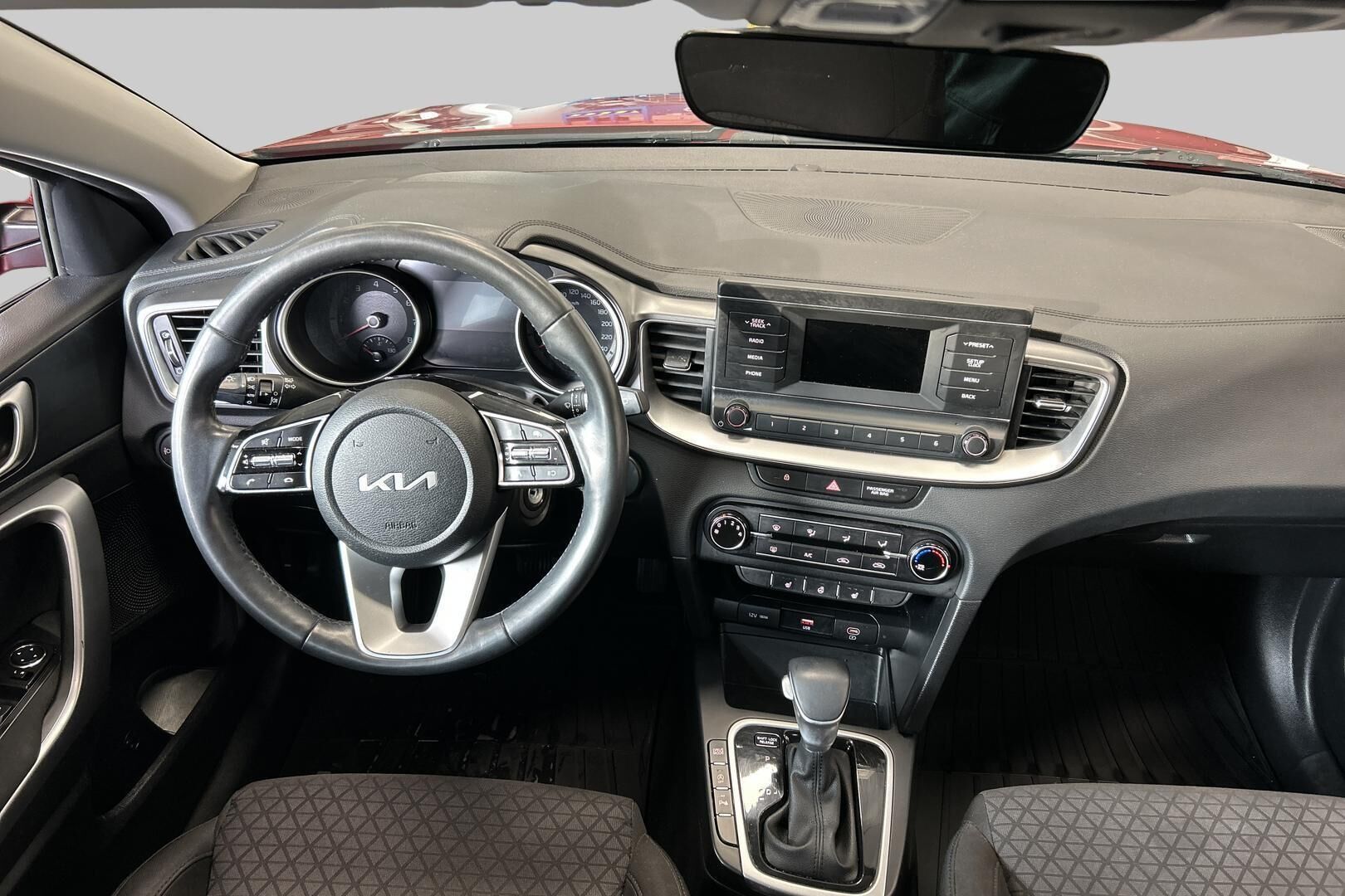 Kia Ceed iso kuva 10