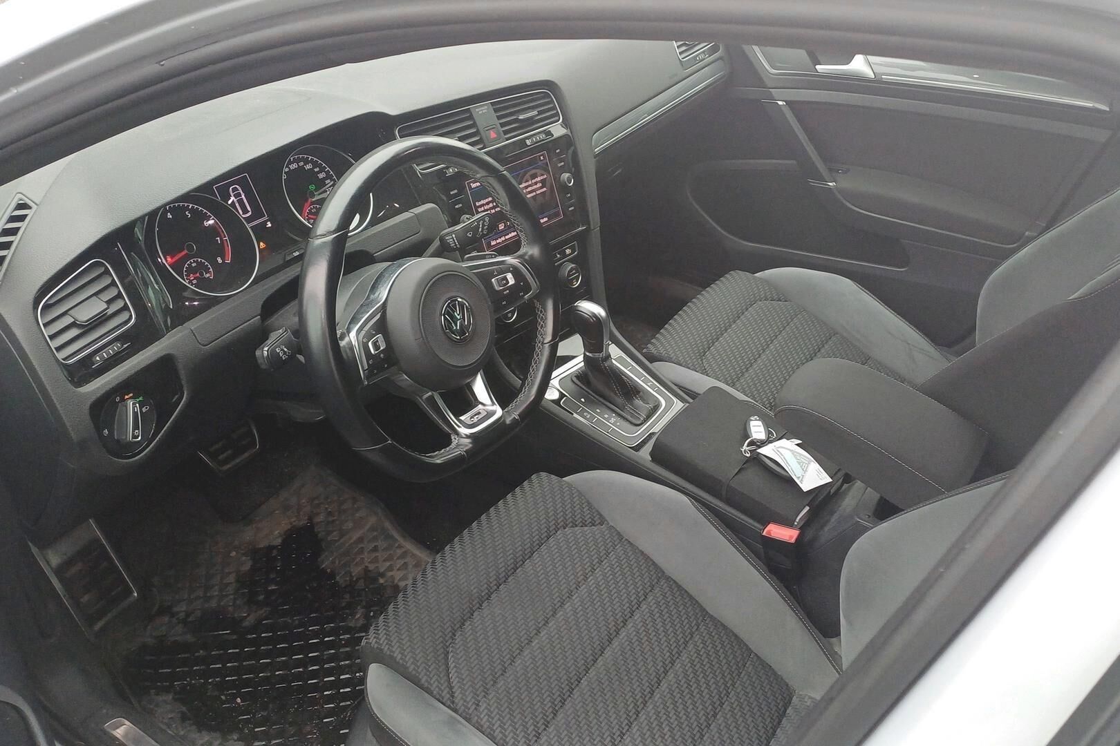 Volkswagen Golf iso kuva 2