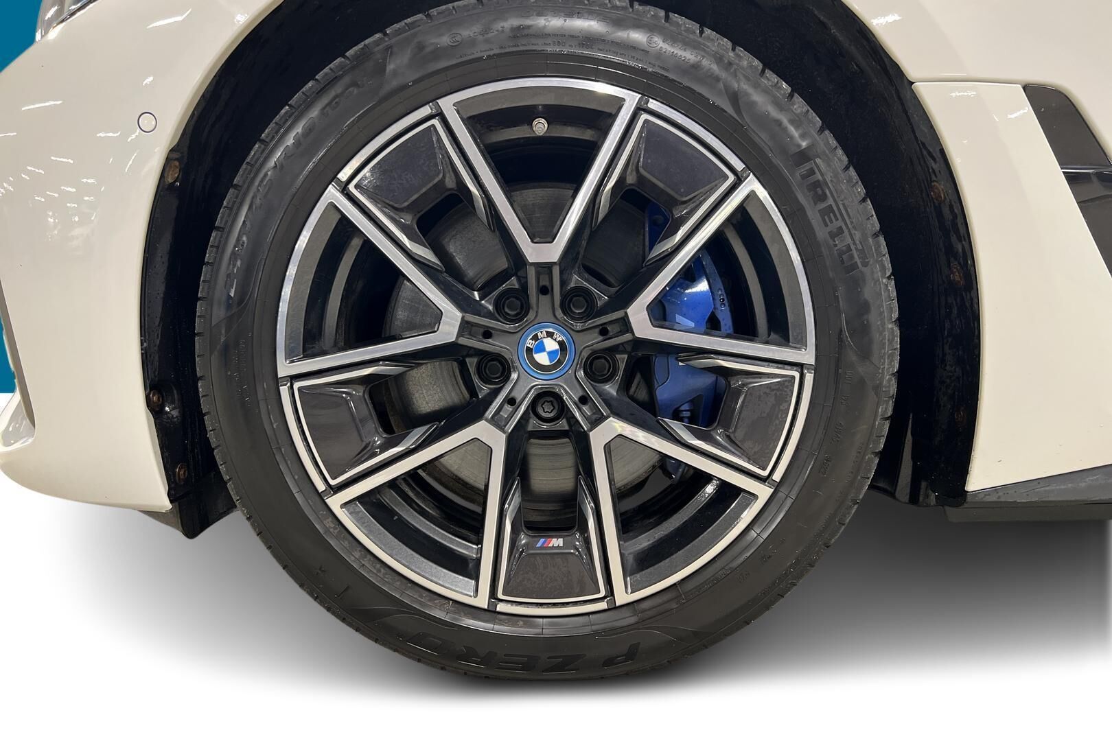 BMW i4 iso kuva 11