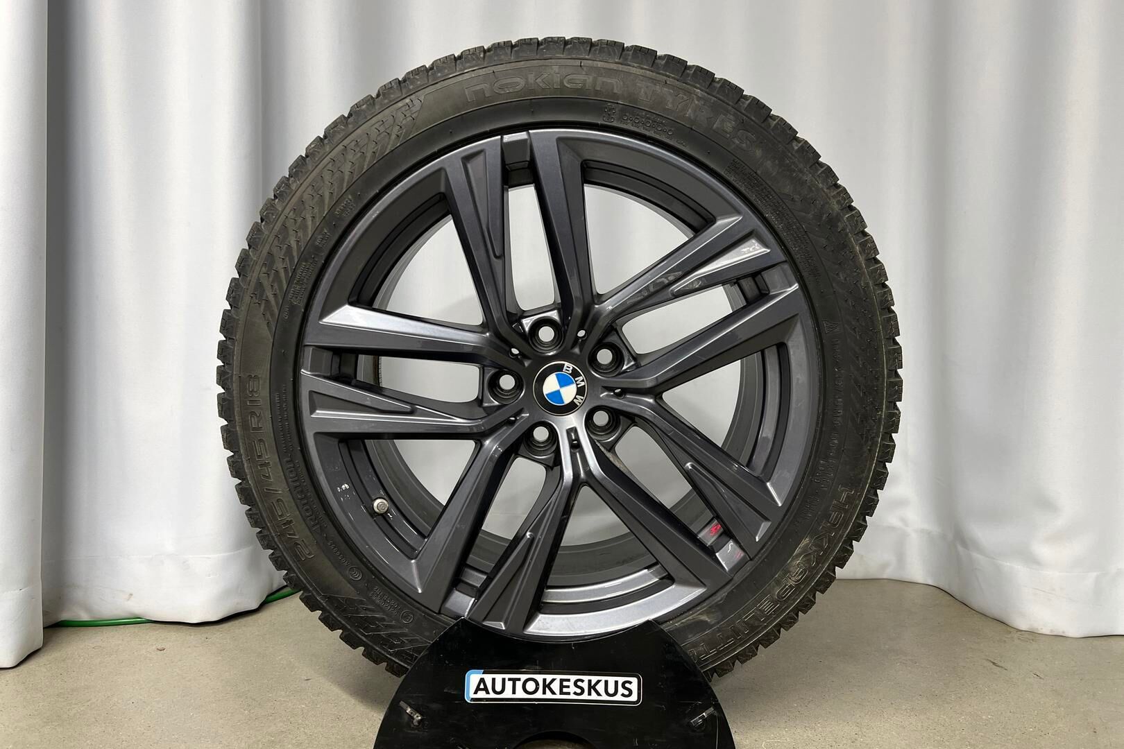 BMW i4 iso kuva 14