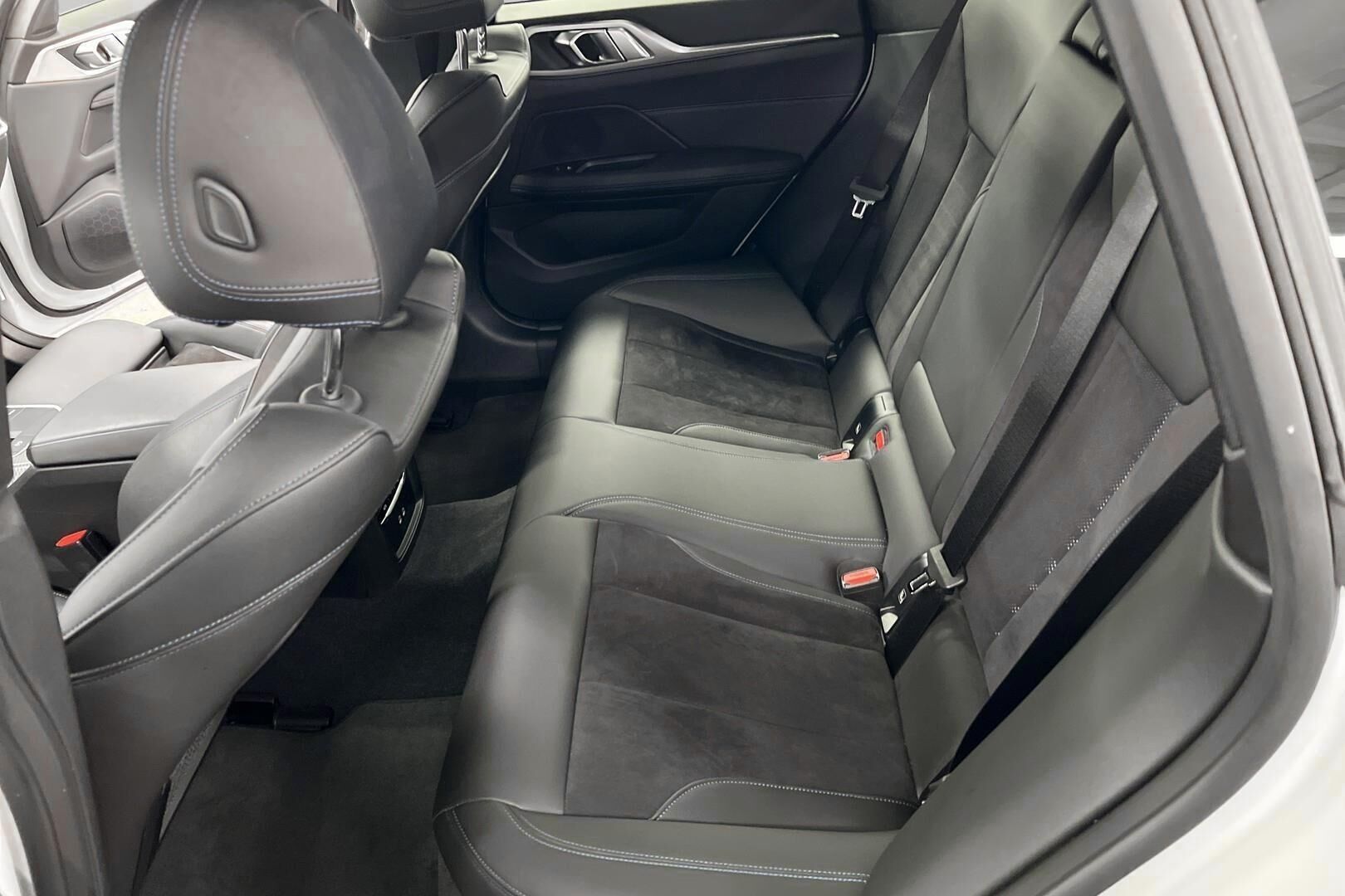 BMW i4 iso kuva 9