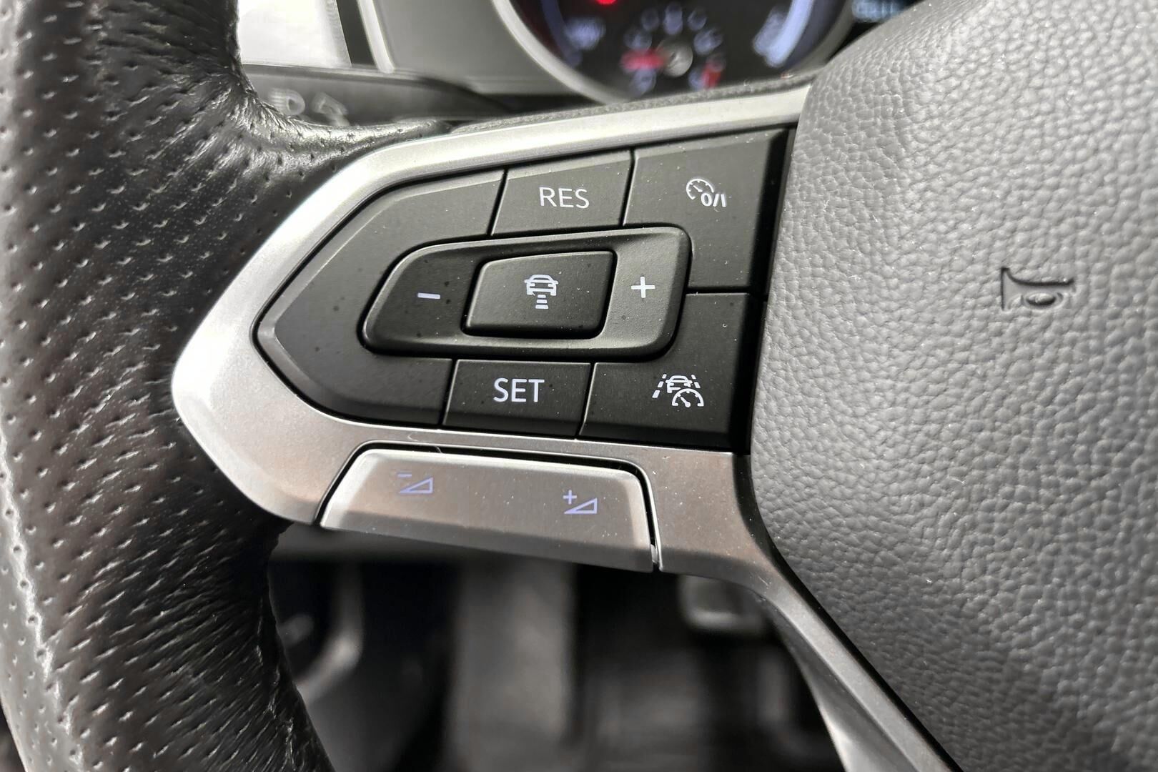 Volkswagen Passat iso kuva 14