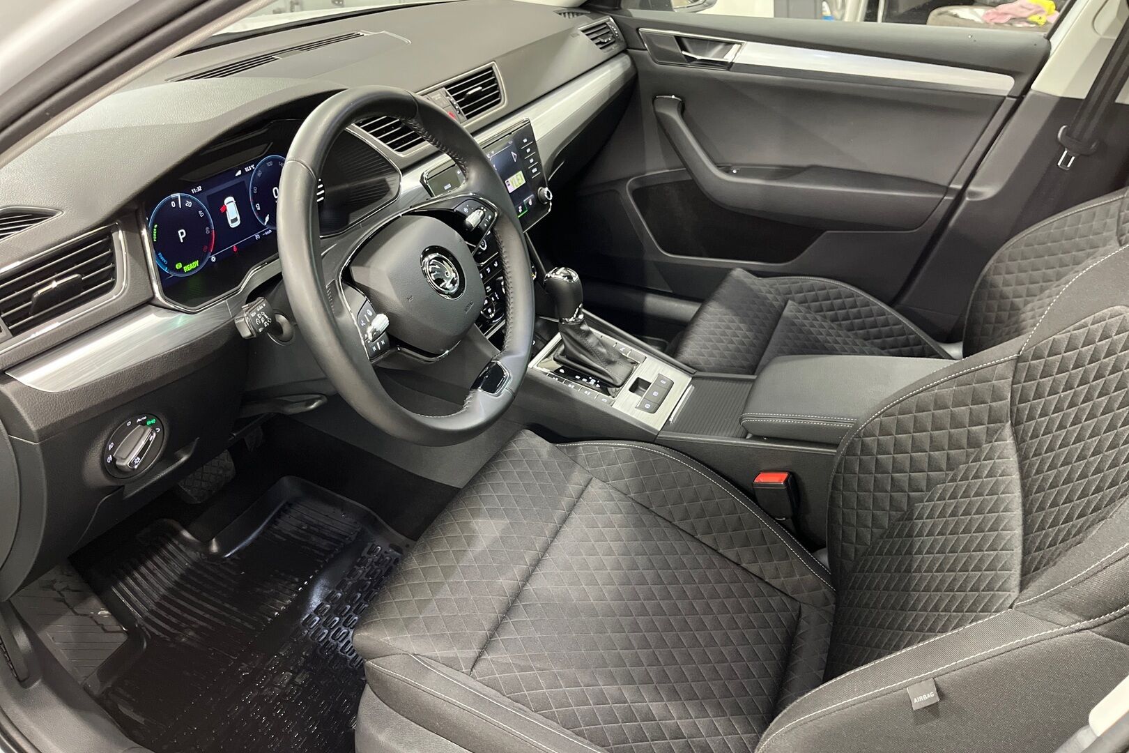 Skoda Superb iso kuva 6