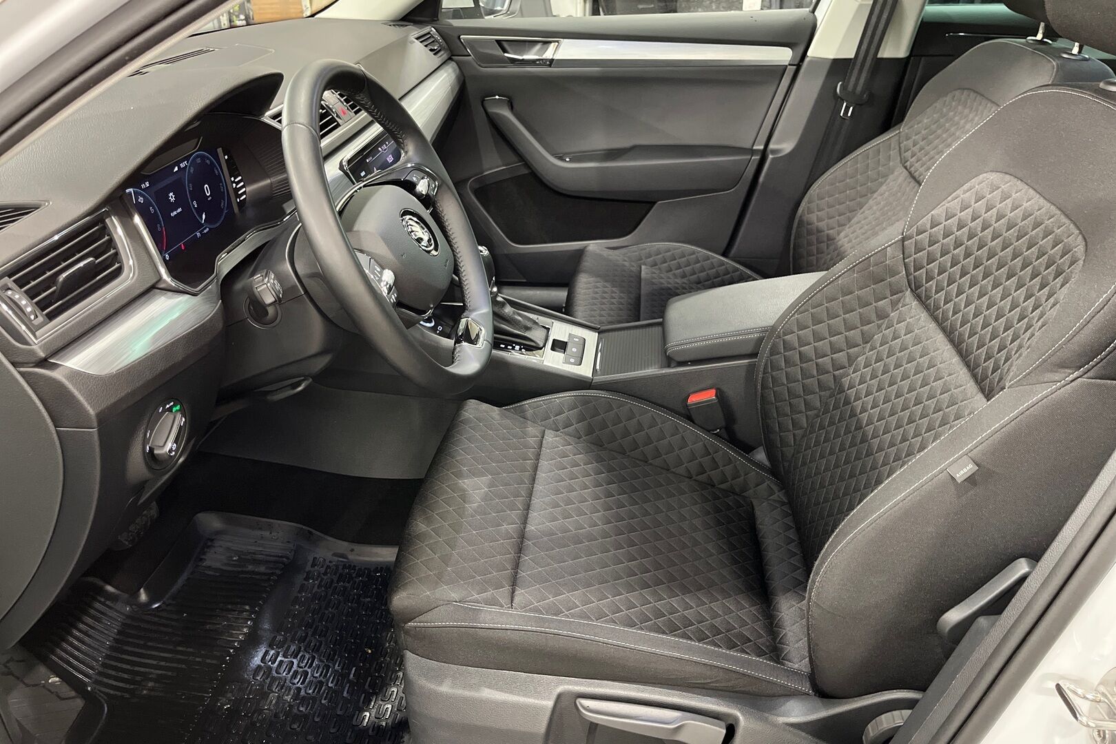 Skoda Superb iso kuva 7