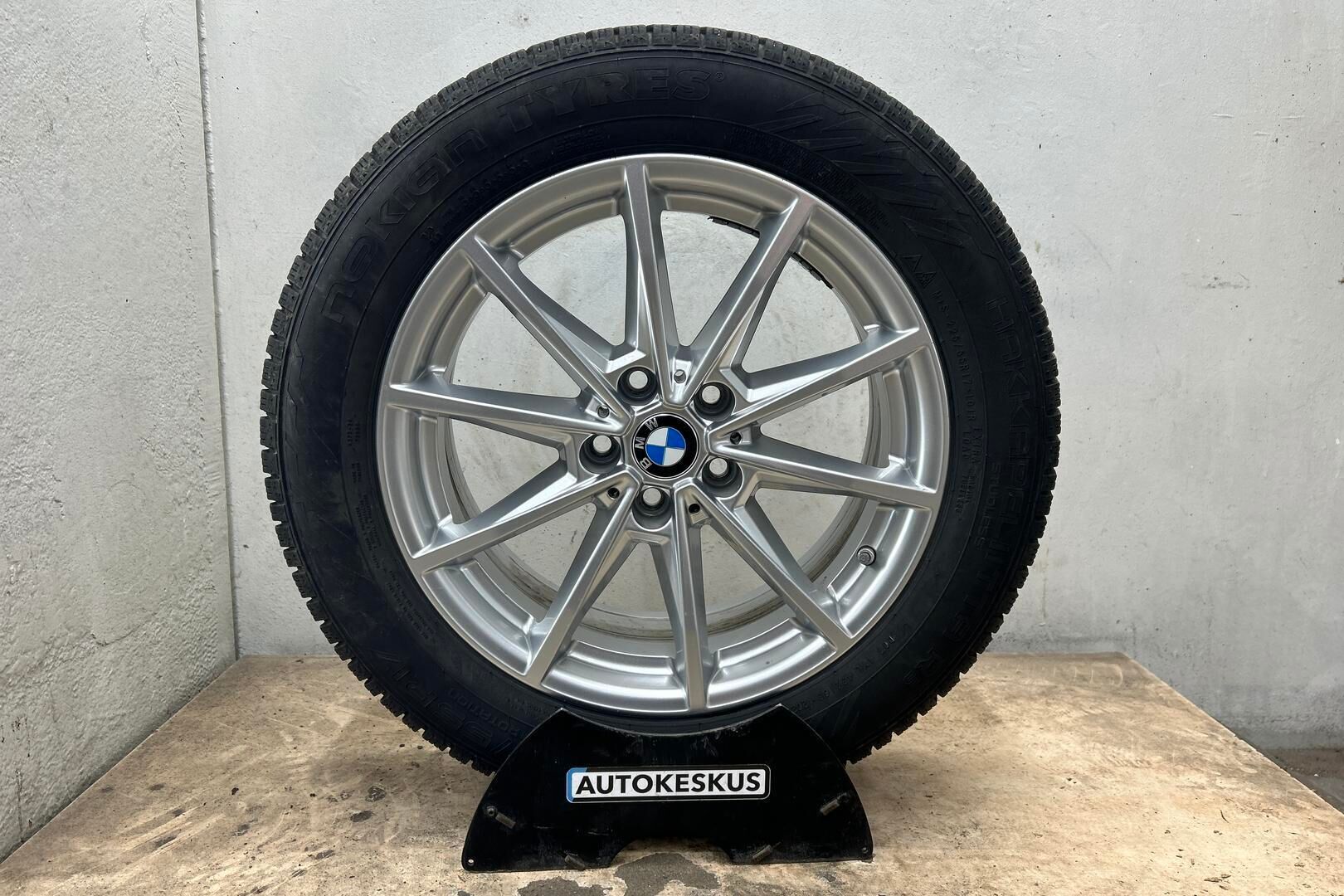 BMW i4 iso kuva 18