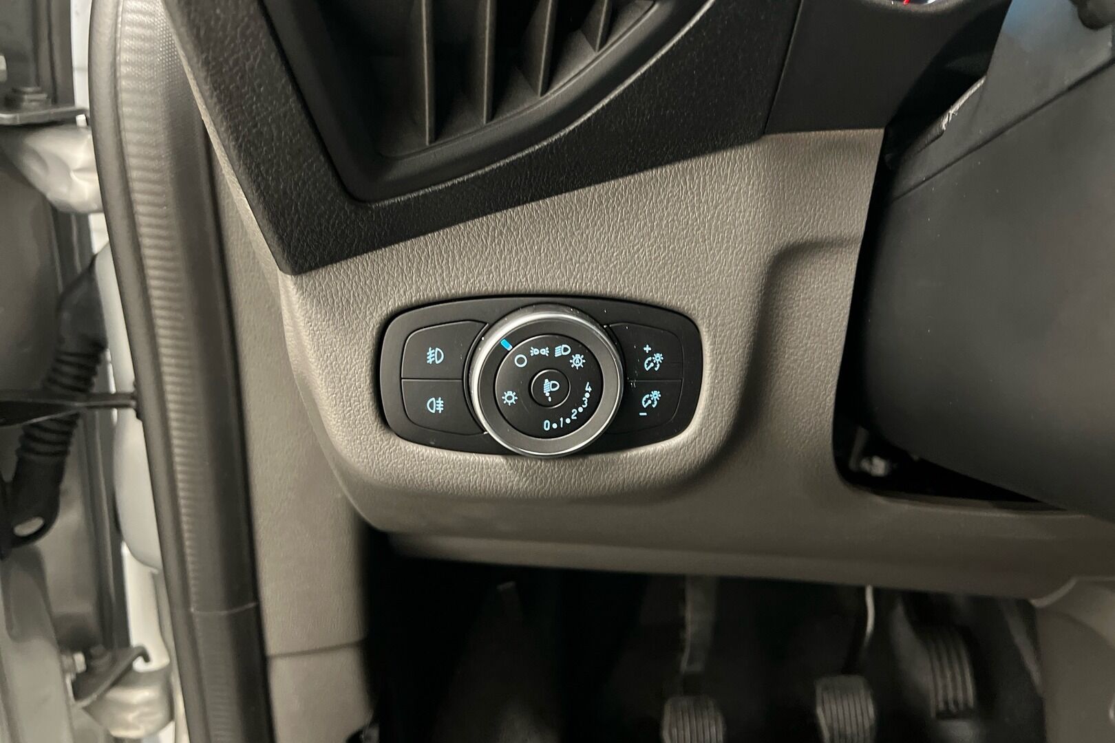 Ford Transit Connect iso kuva 19