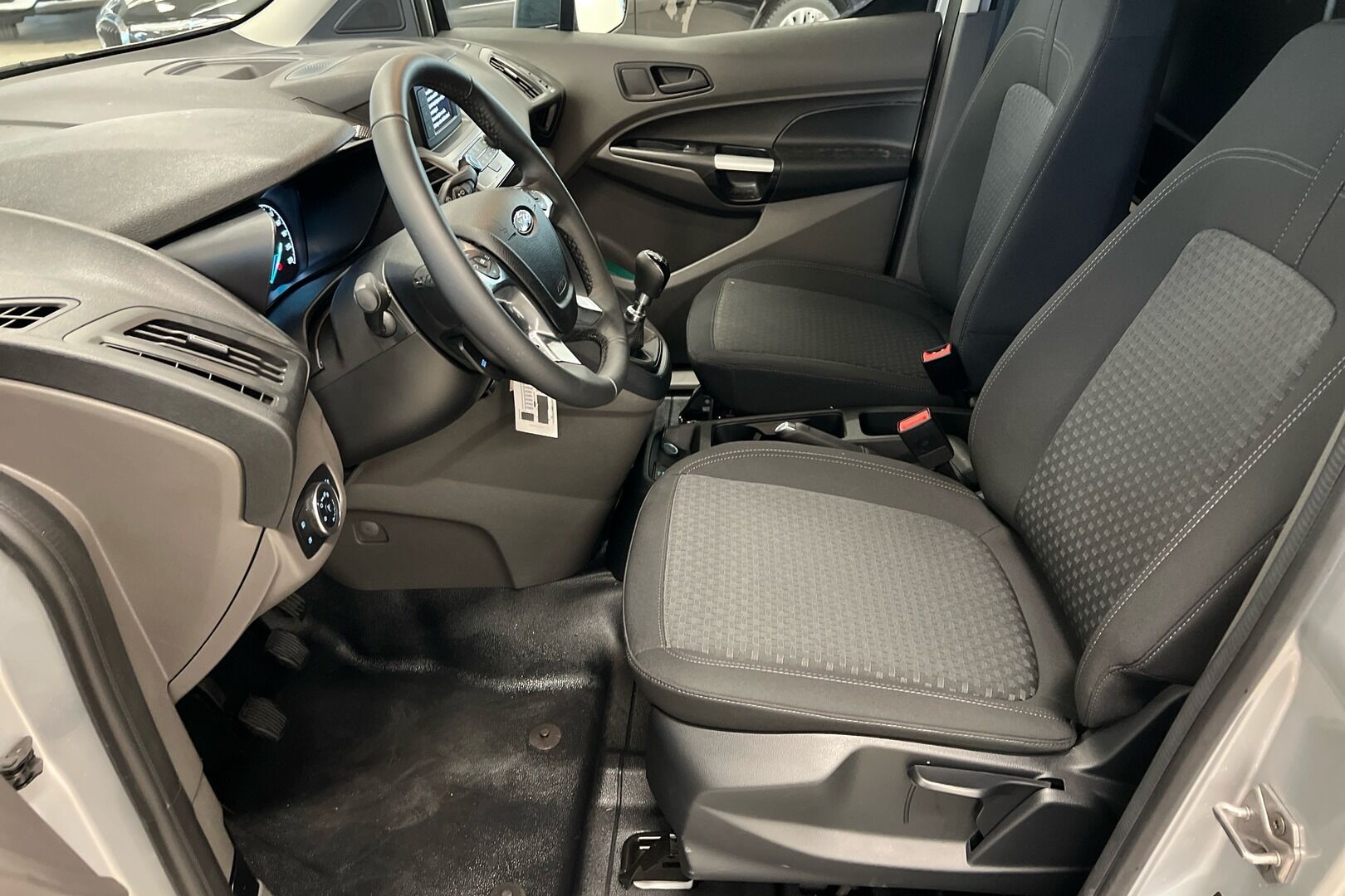 Ford Transit Connect iso kuva 7