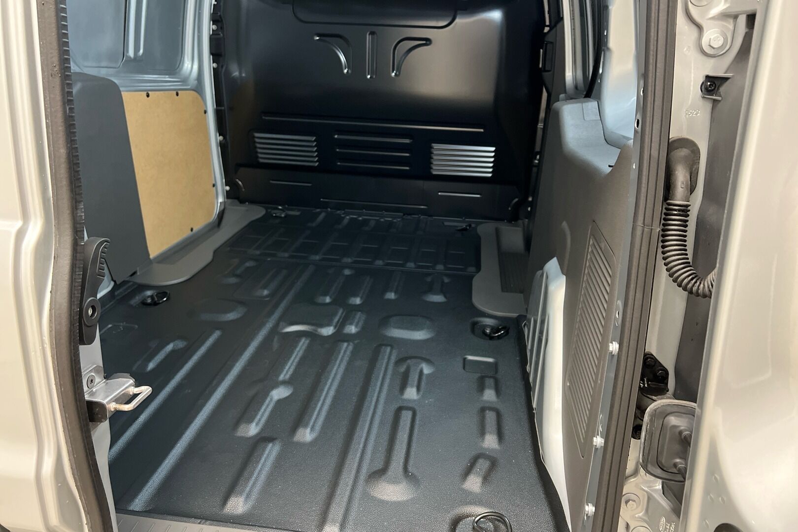 Ford Transit Connect iso kuva 9