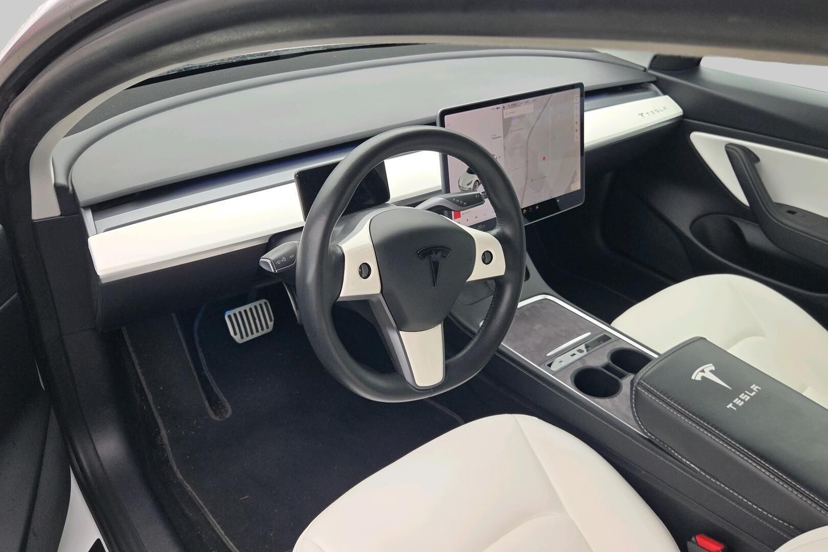 Tesla Model 3 iso kuva 4