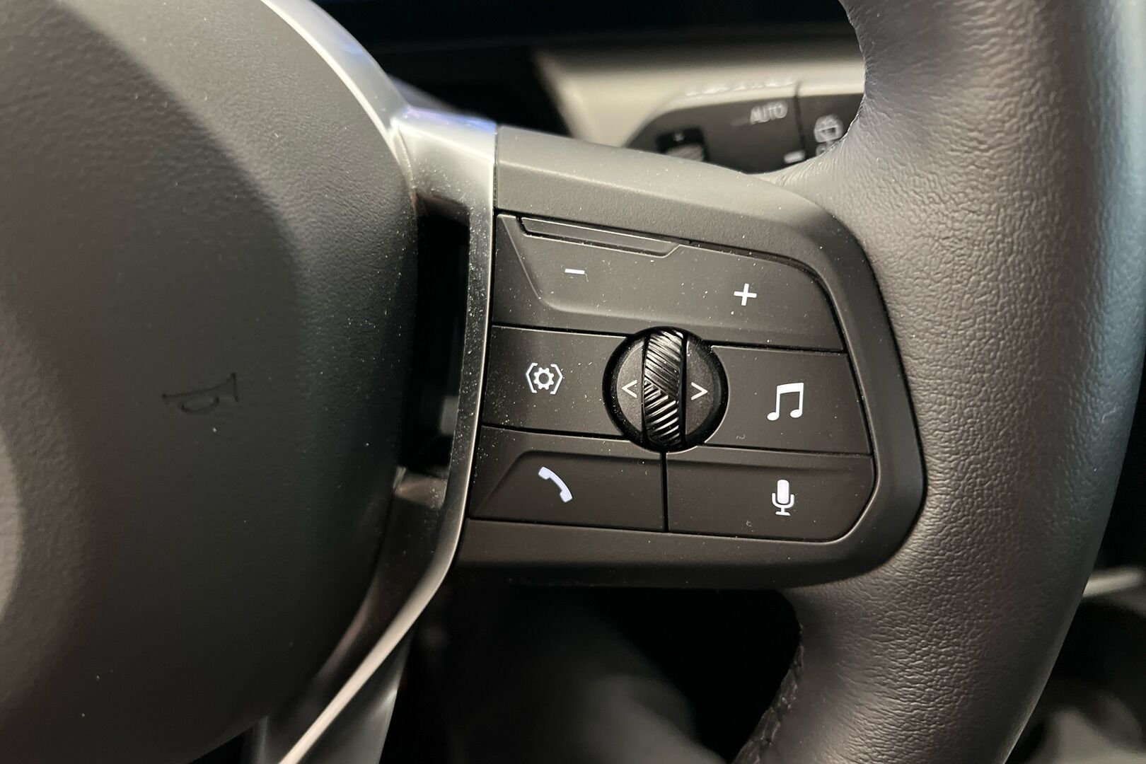 BMW X1 iso kuva 9