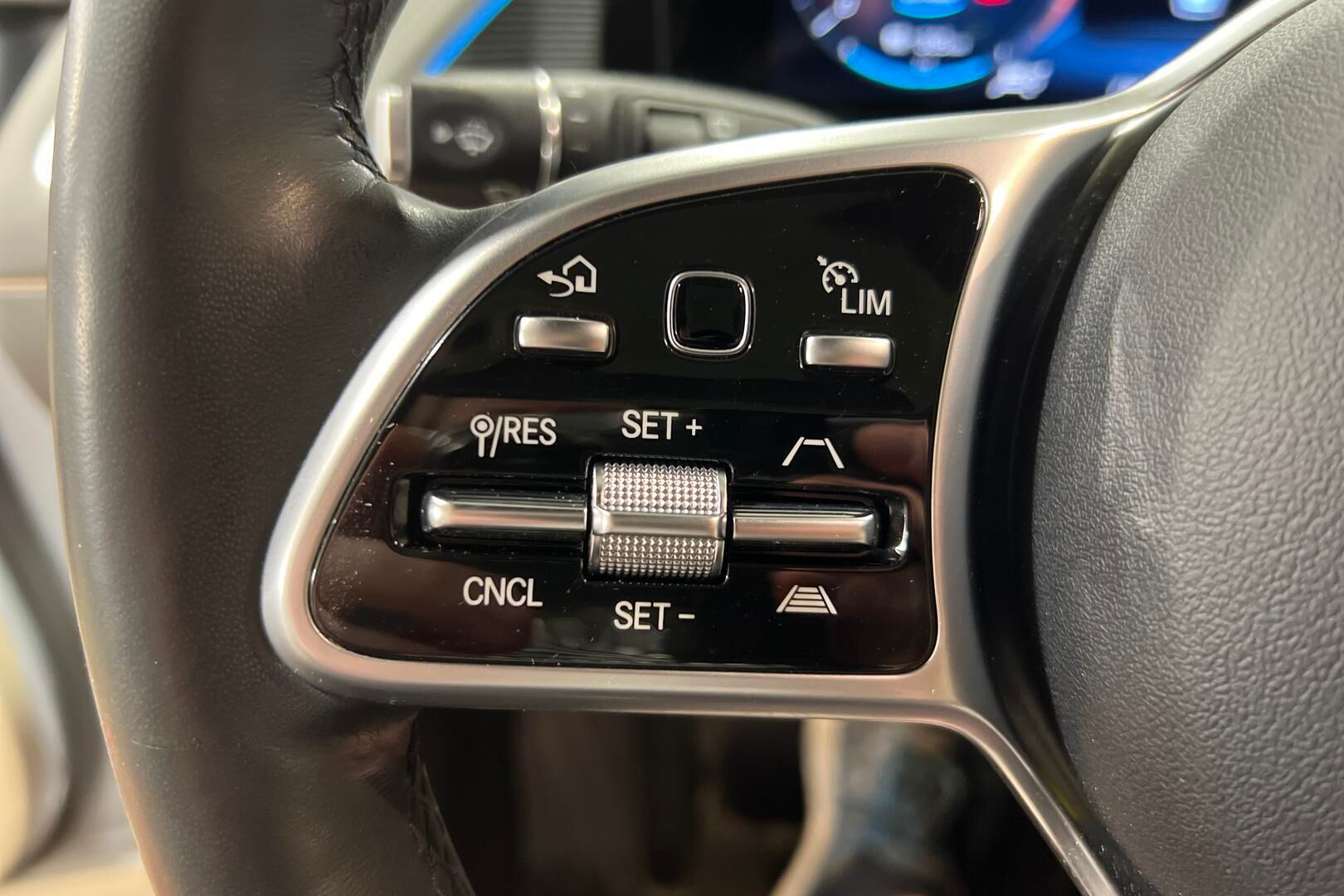 Mercedes-Benz EQC iso kuva 17
