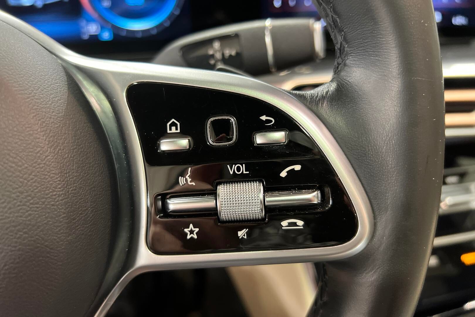 Mercedes-Benz EQC iso kuva 18