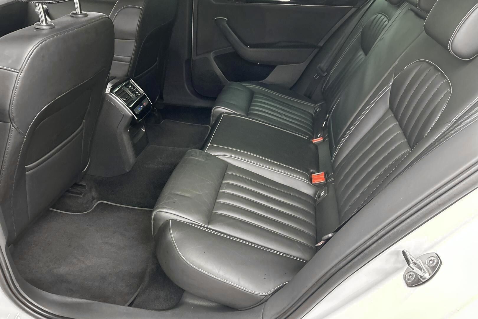 Skoda Superb iso kuva 10