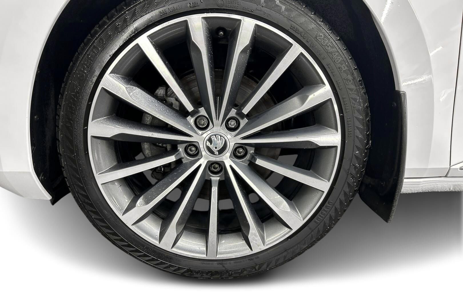 Skoda Superb iso kuva 13