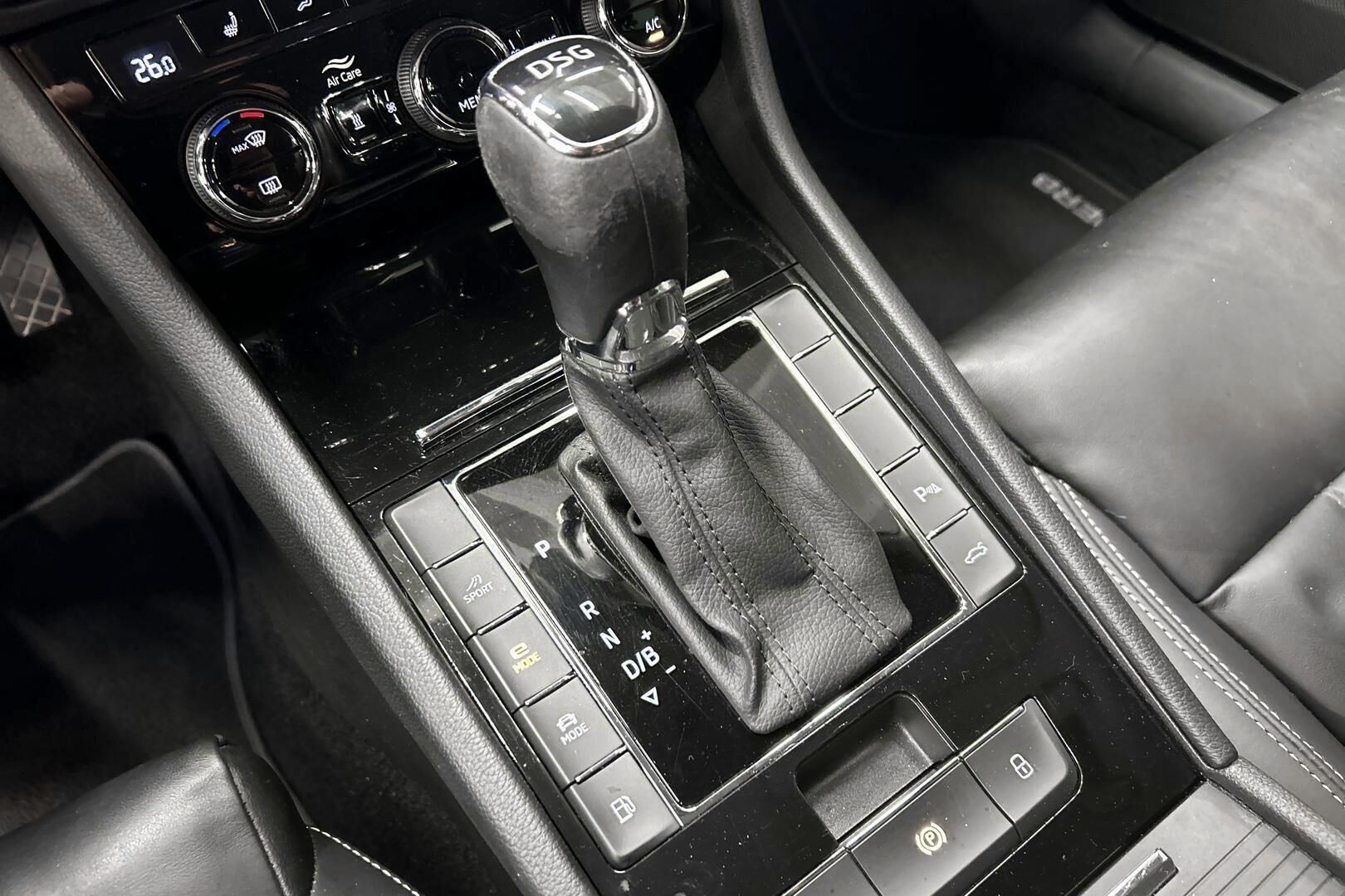 Skoda Superb iso kuva 24