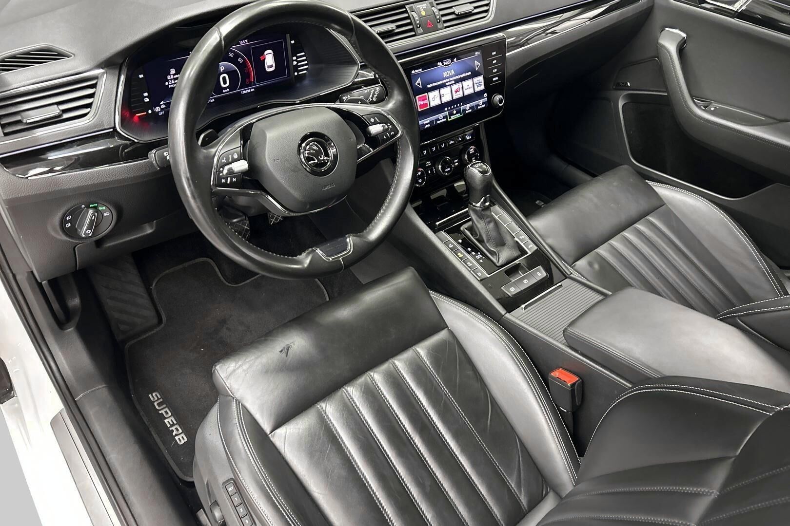Skoda Superb iso kuva 9