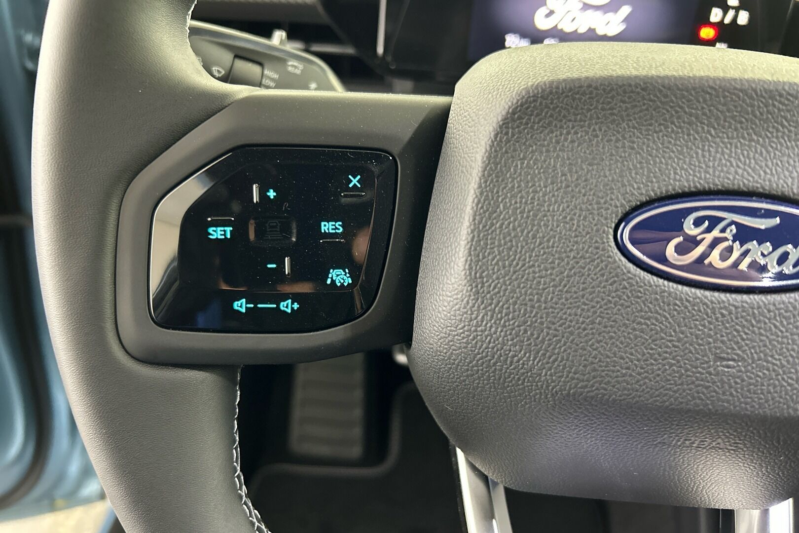 Ford Explorer iso kuva 8