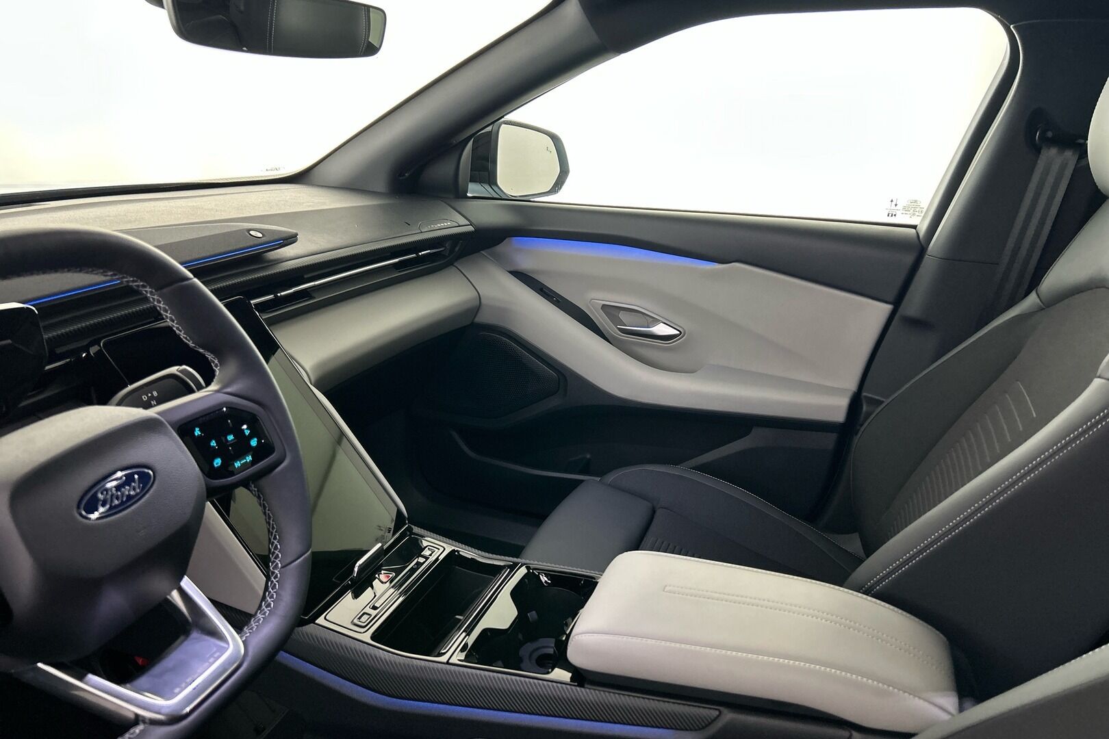 Ford Explorer iso kuva 4