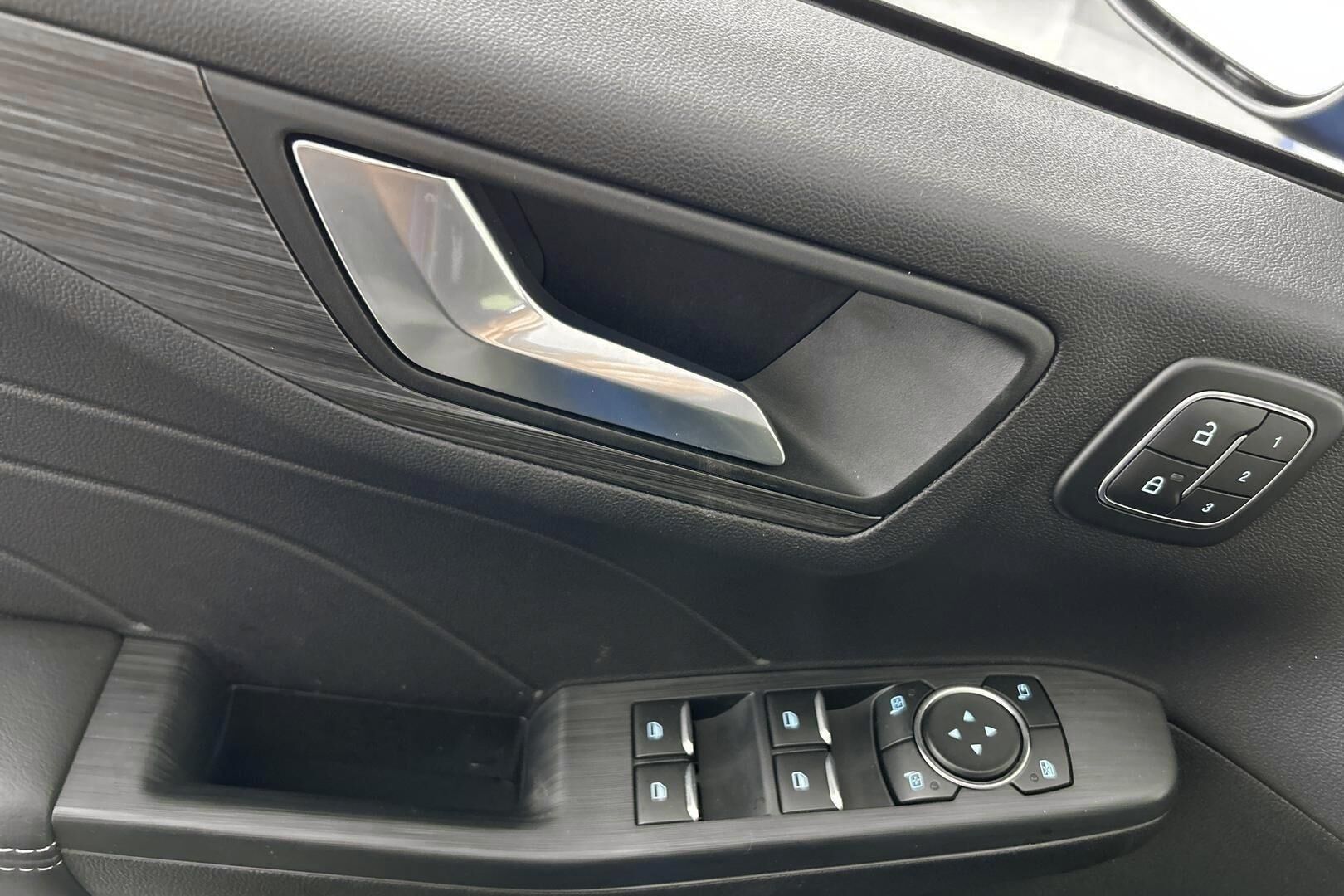 Ford Kuga iso kuva 30