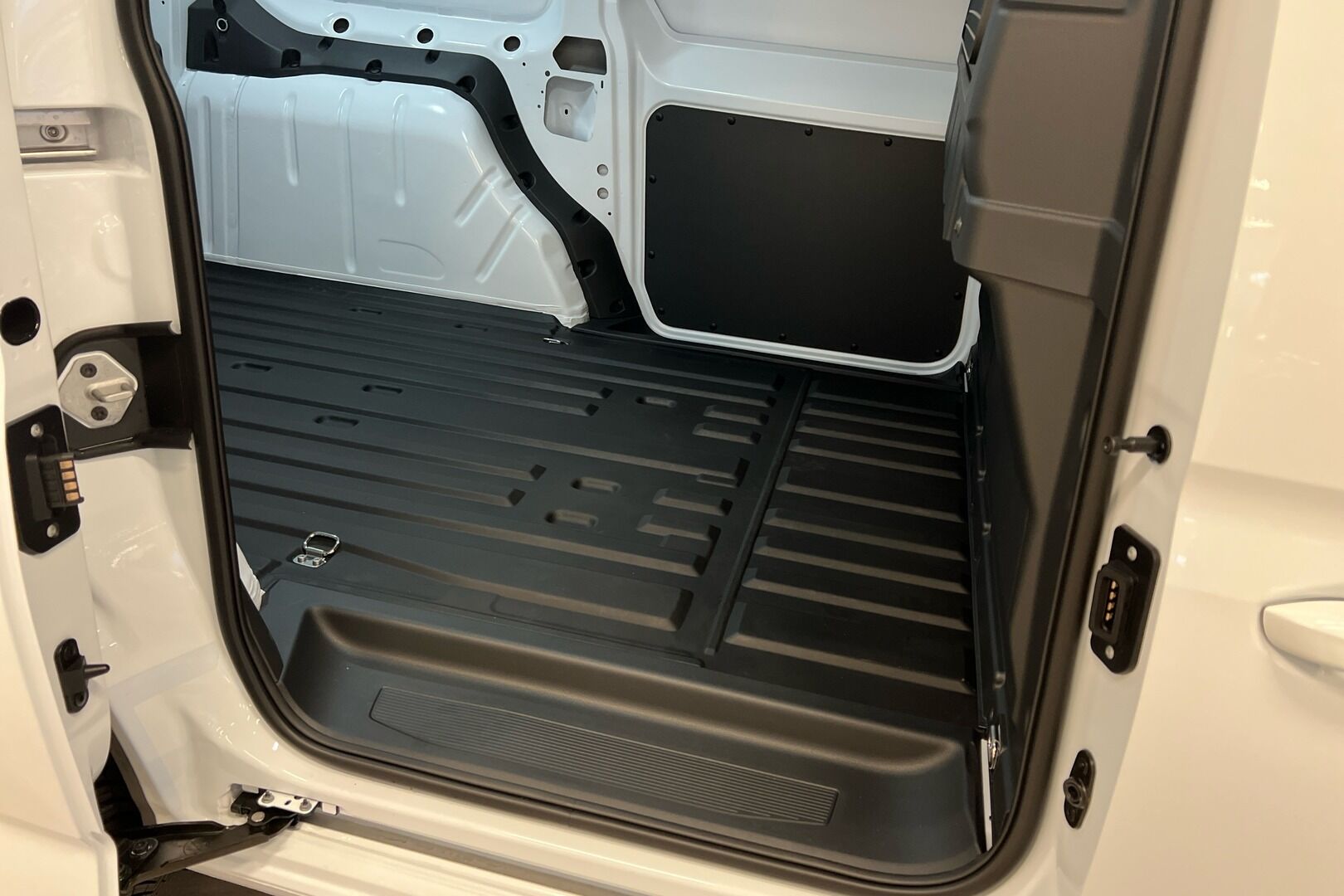 Ford Transit Connect iso kuva 8
